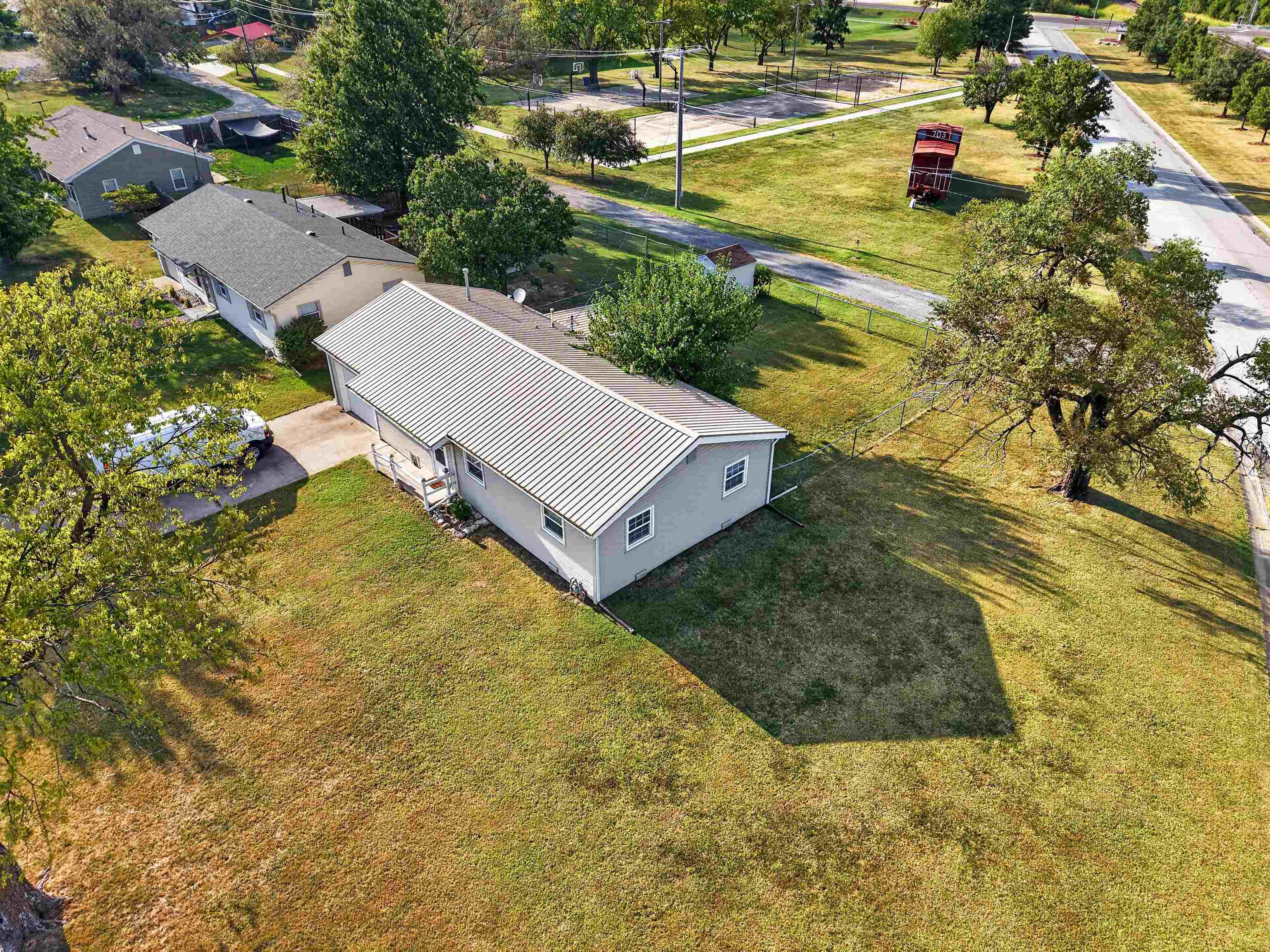 102 W Lewis Property Photo 2