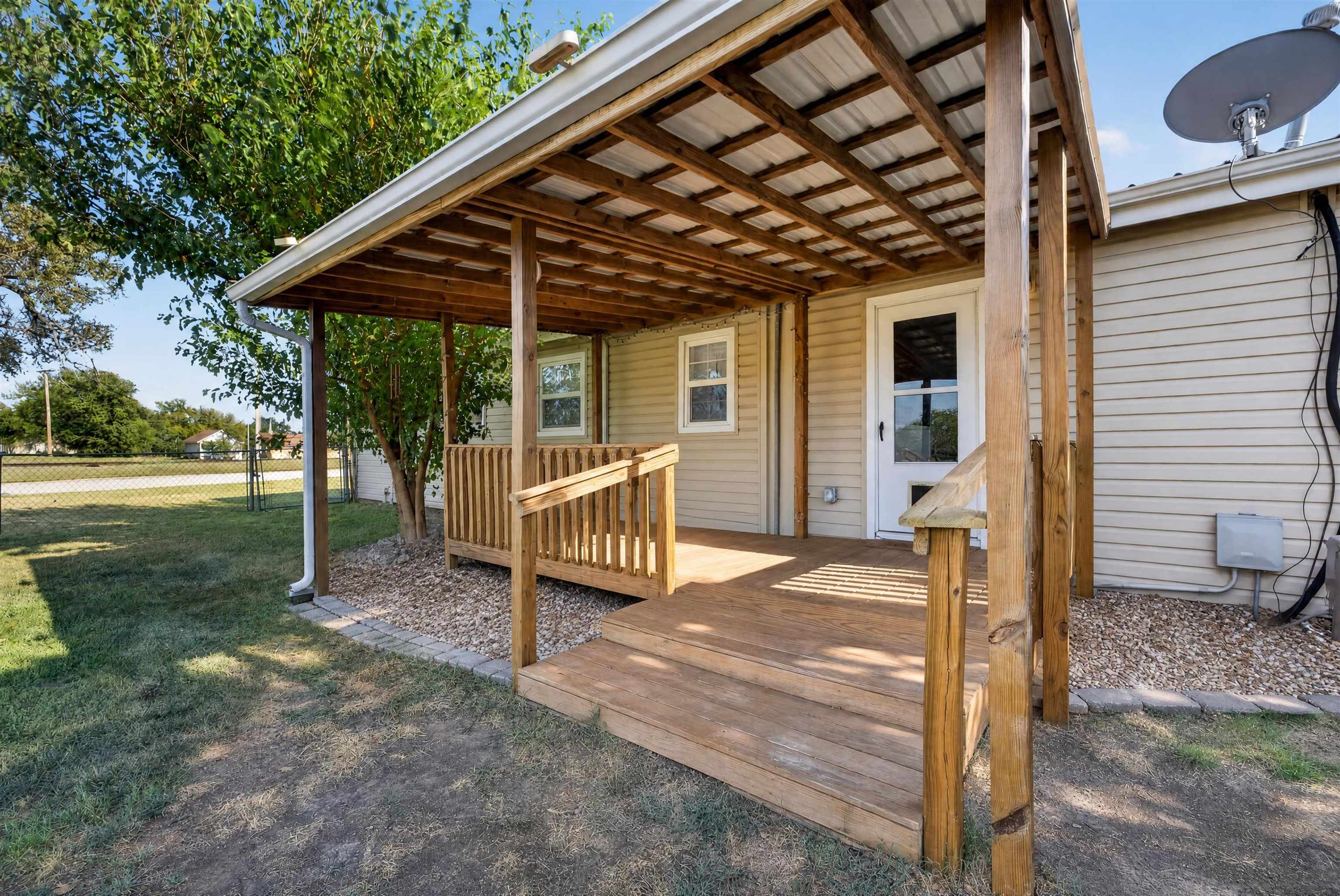 102 W Lewis Property Photo 17