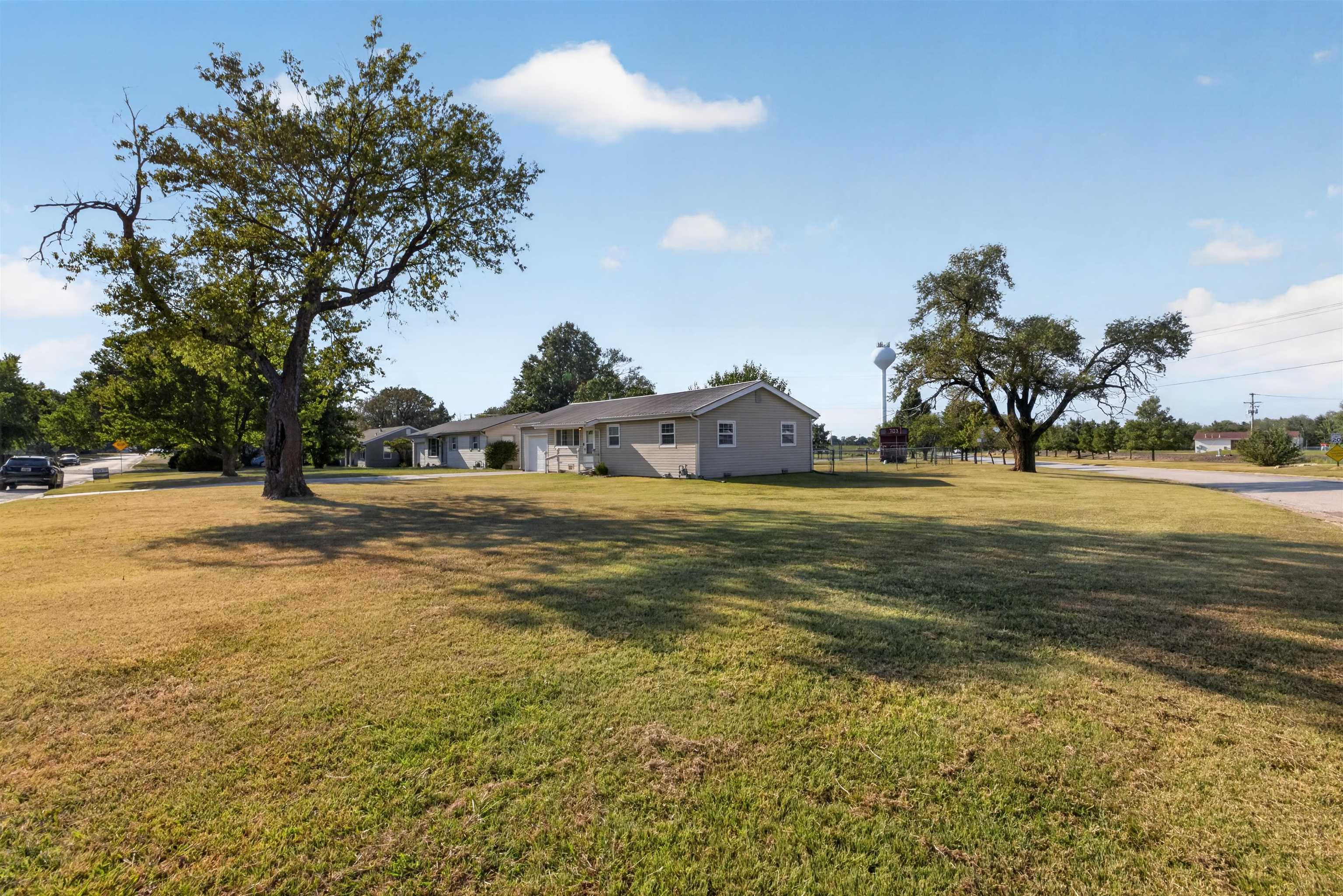 102 W Lewis Property Photo 29