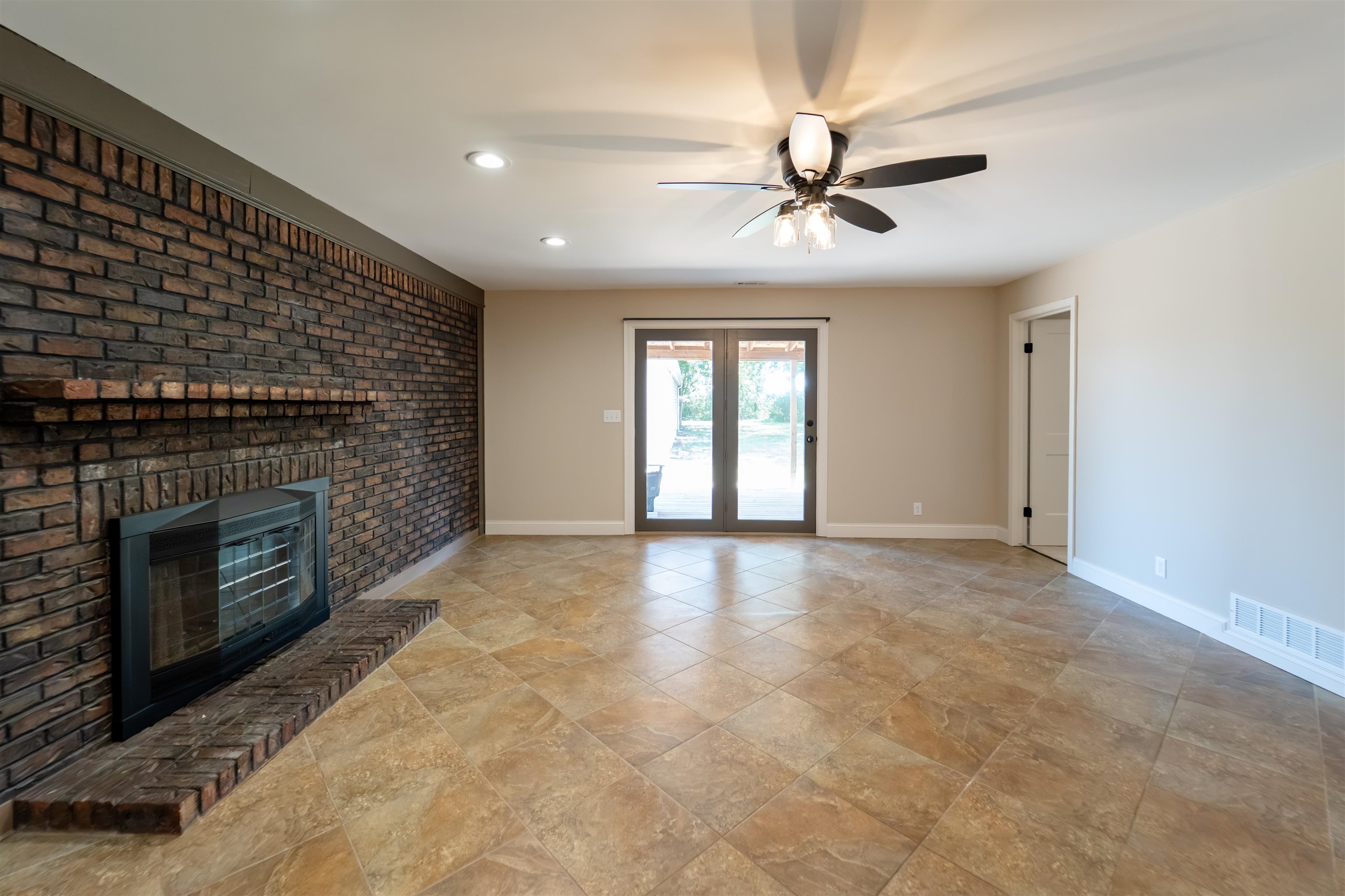 545 W Macarthur Property Photo 14