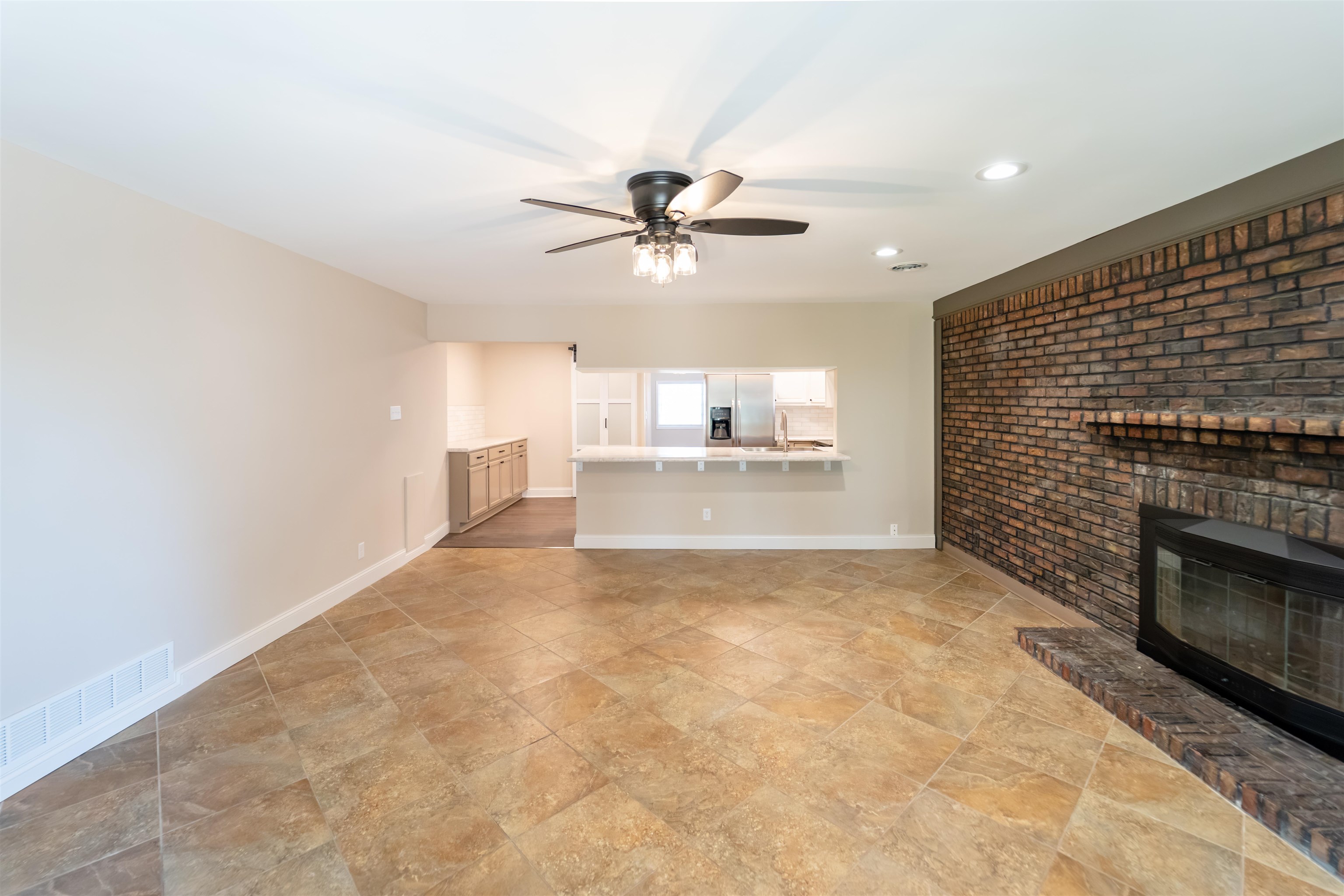 545 W Macarthur Property Photo 16