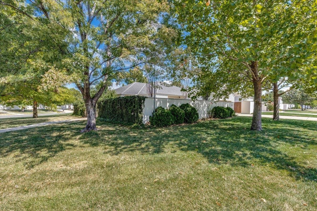 842 N Glenmoor St Property Photo 4