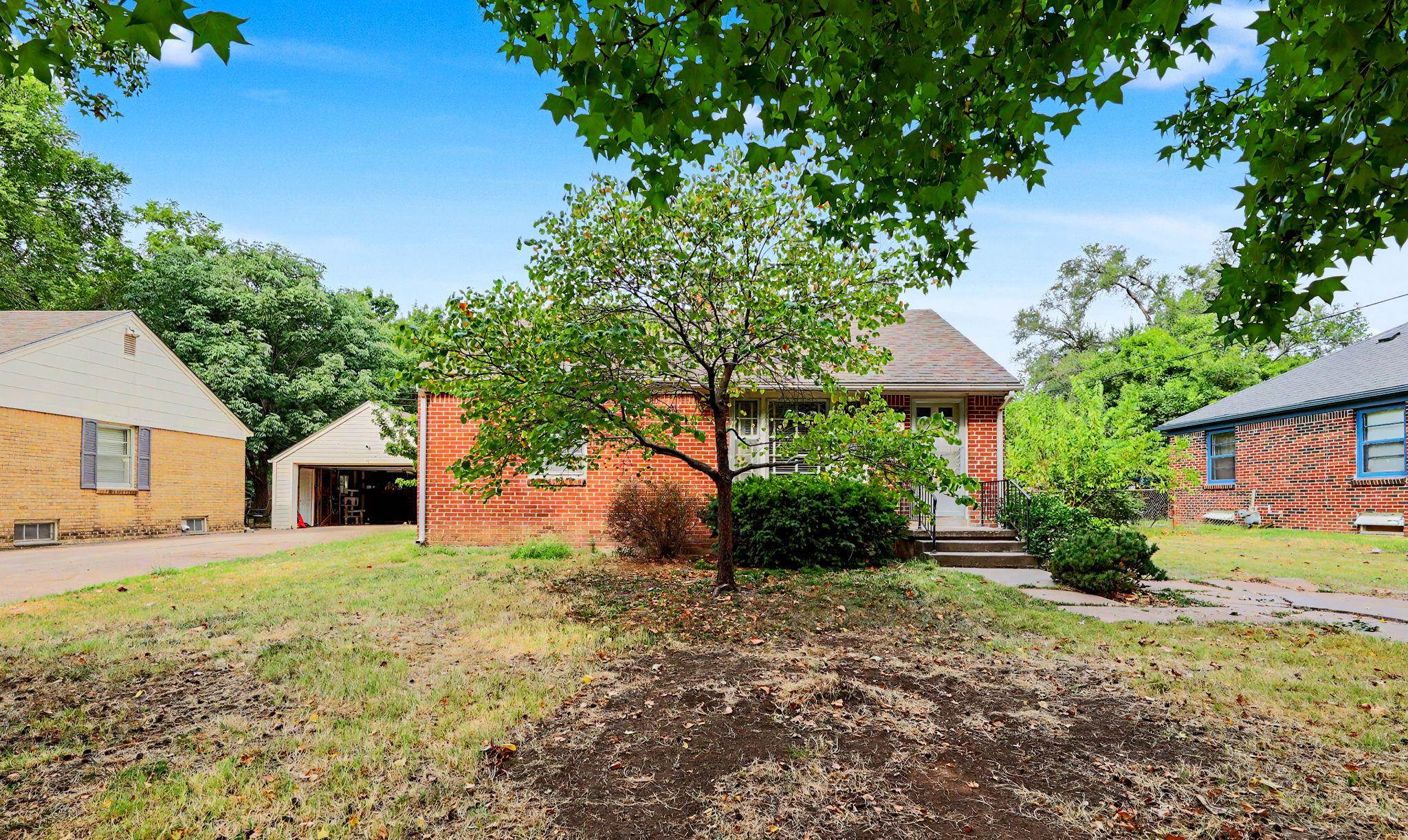 1863 S Parkwood Property Photo 2