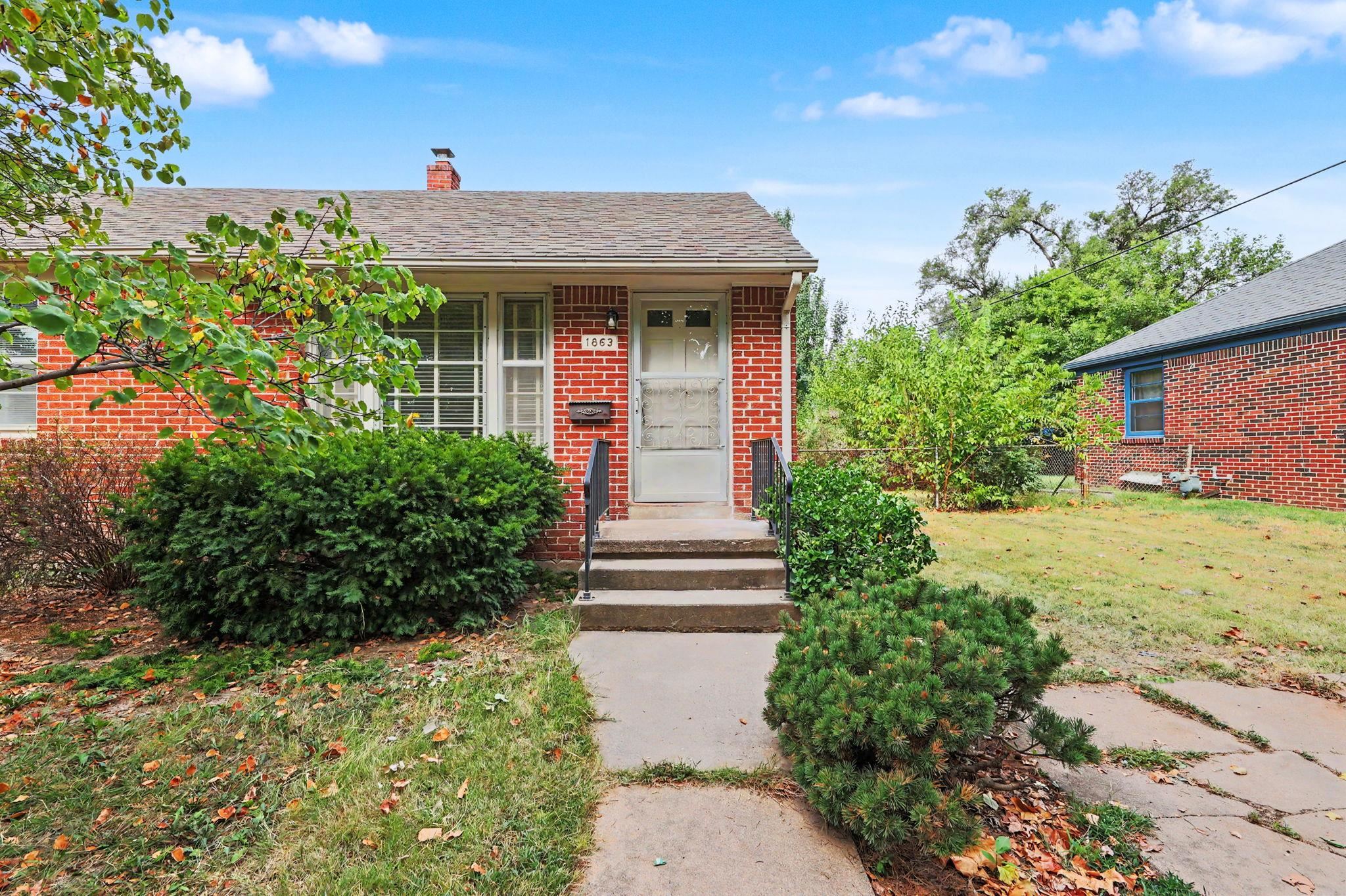 1863 S Parkwood Property Photo 3