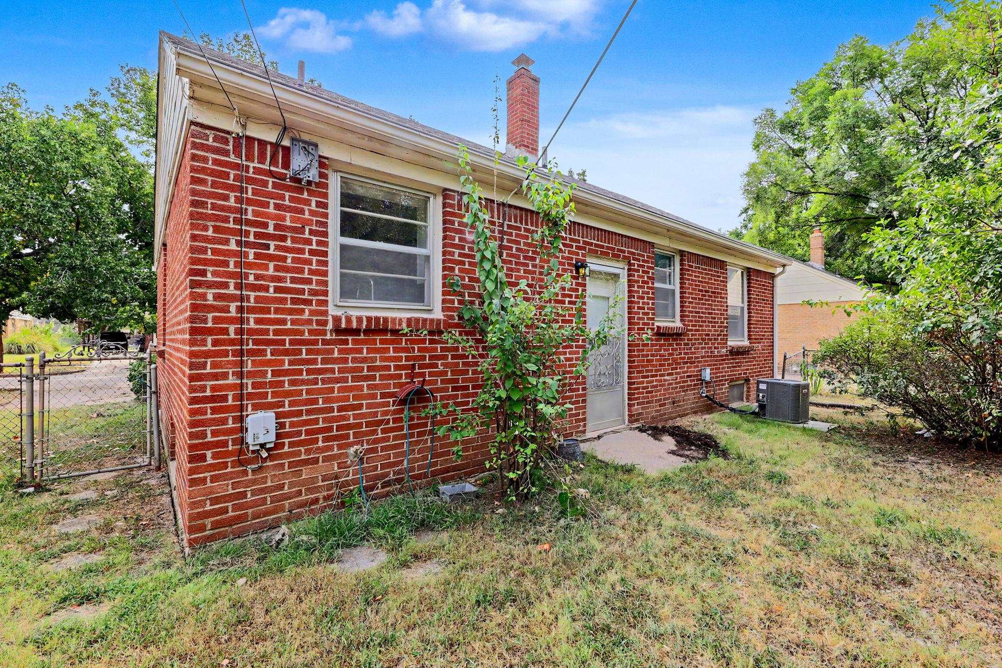 1863 S Parkwood Property Photo 32