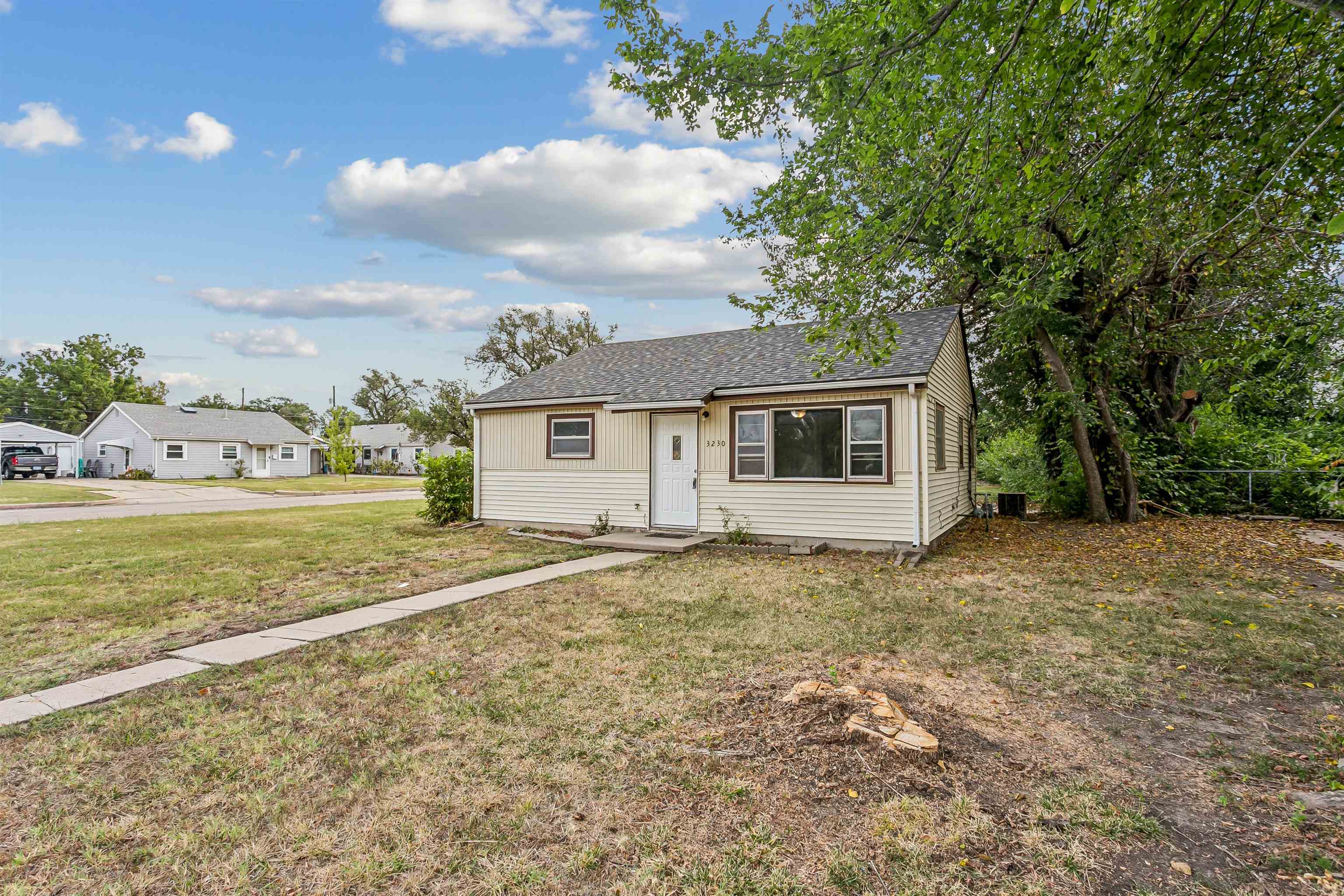 3230 S Fern Property Photo 2