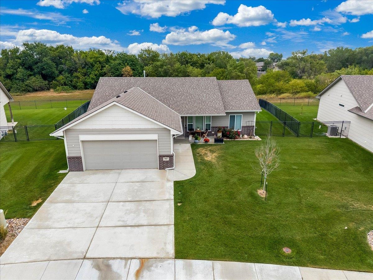 960 N Clover Property Photo 4