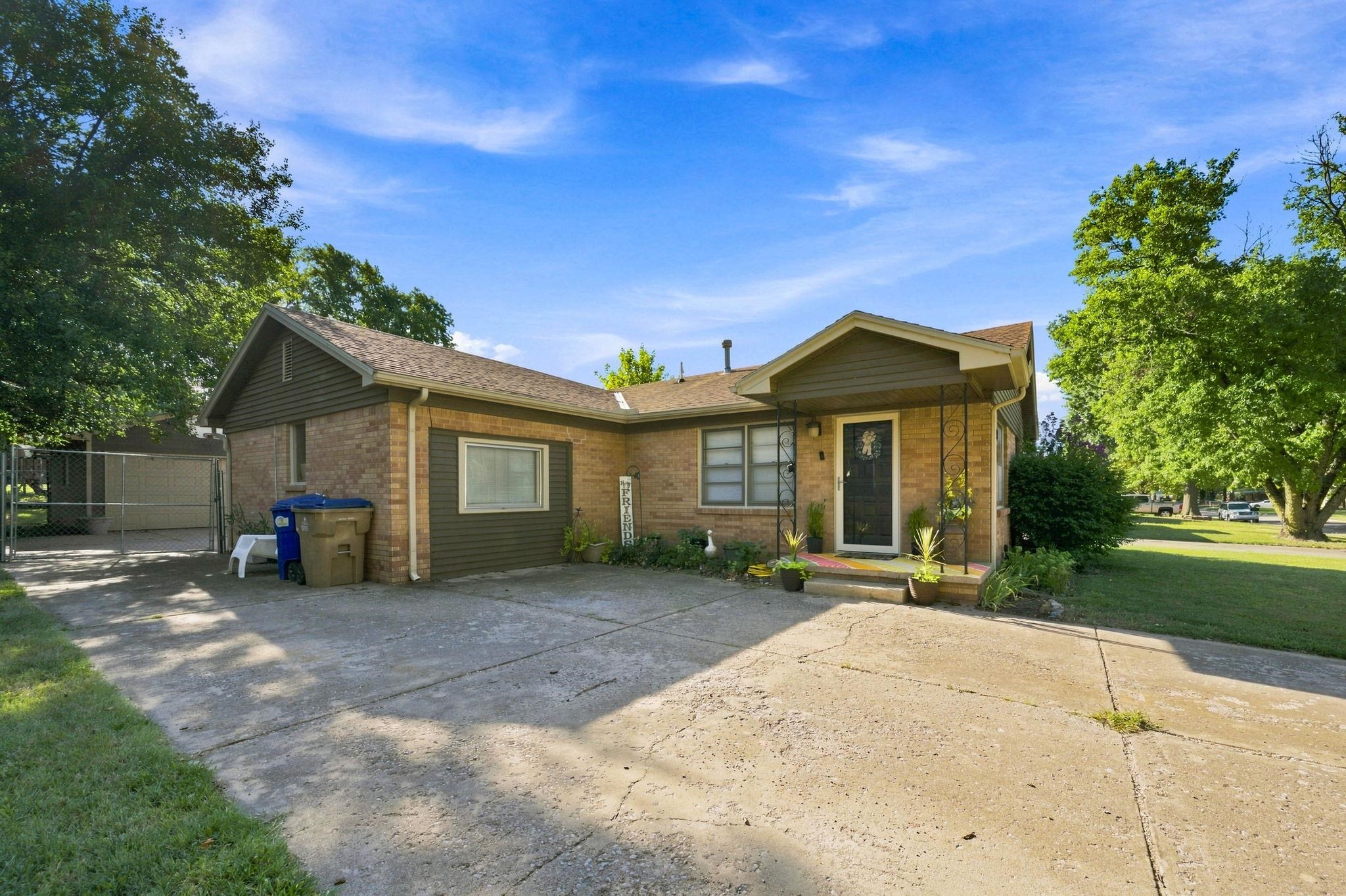 1220 N Lakeview Drive Property Photo 1