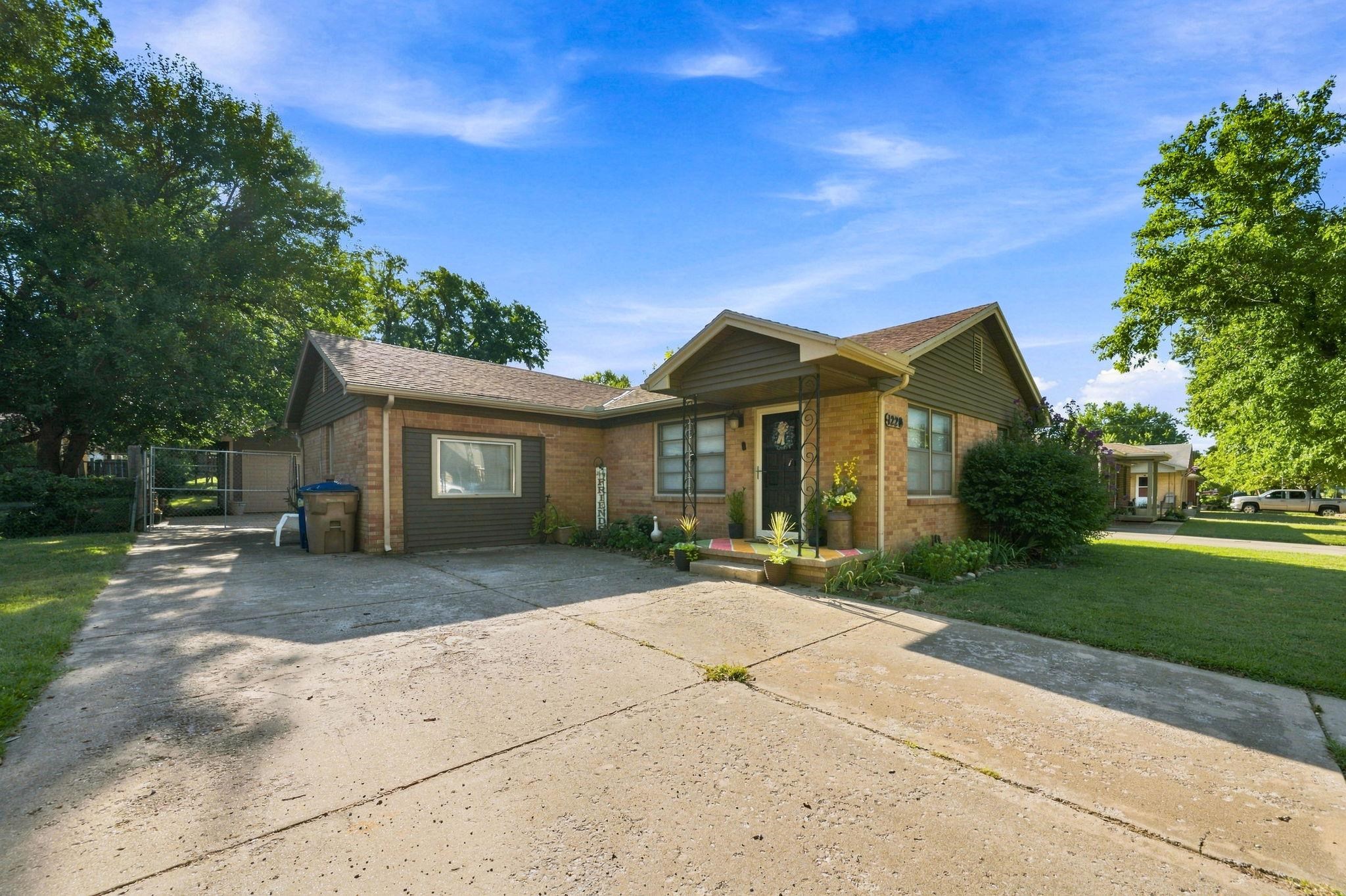 1220 N Lakeview Drive Property Photo 2