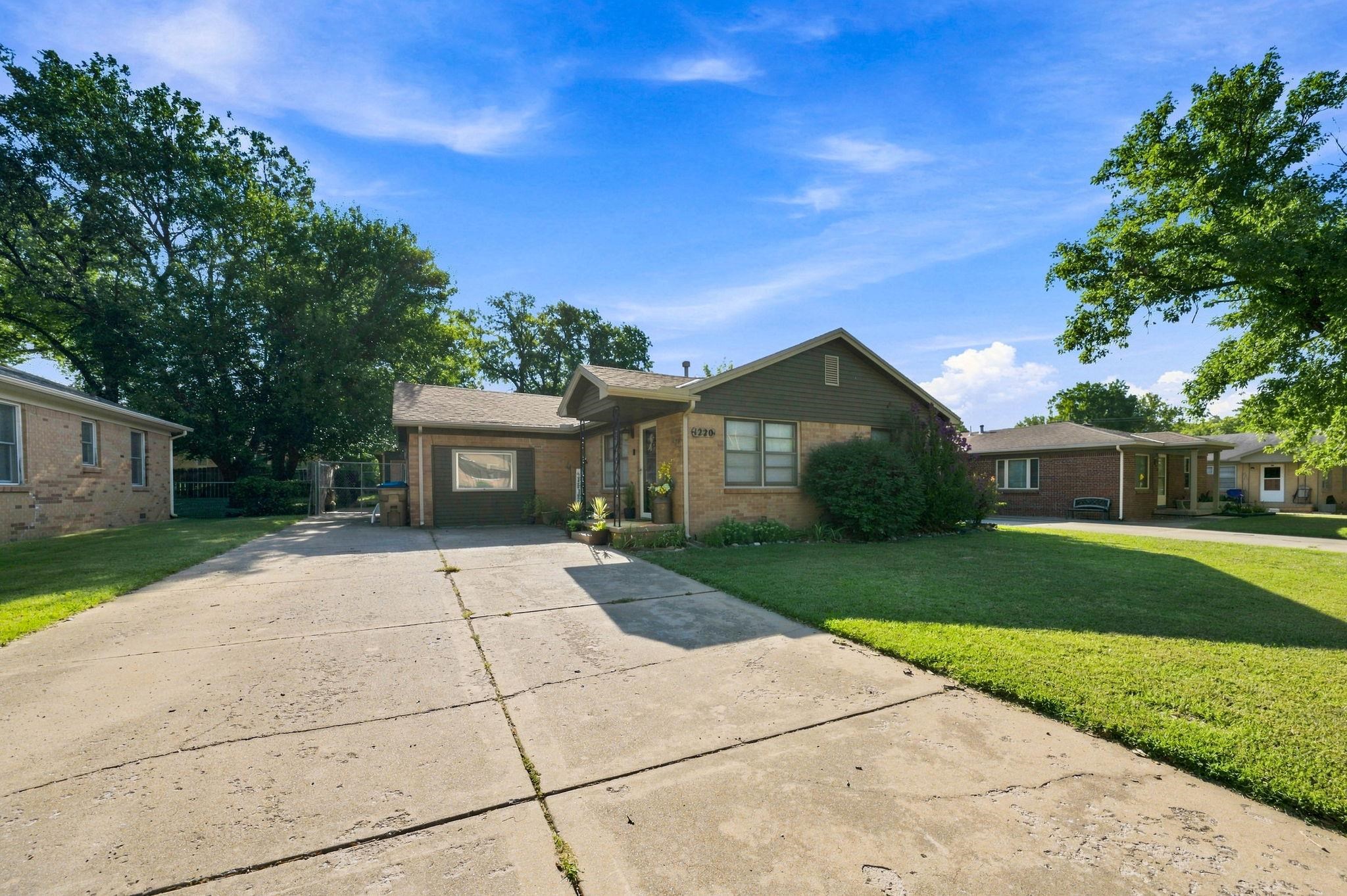 1220 N Lakeview Drive Property Photo 3