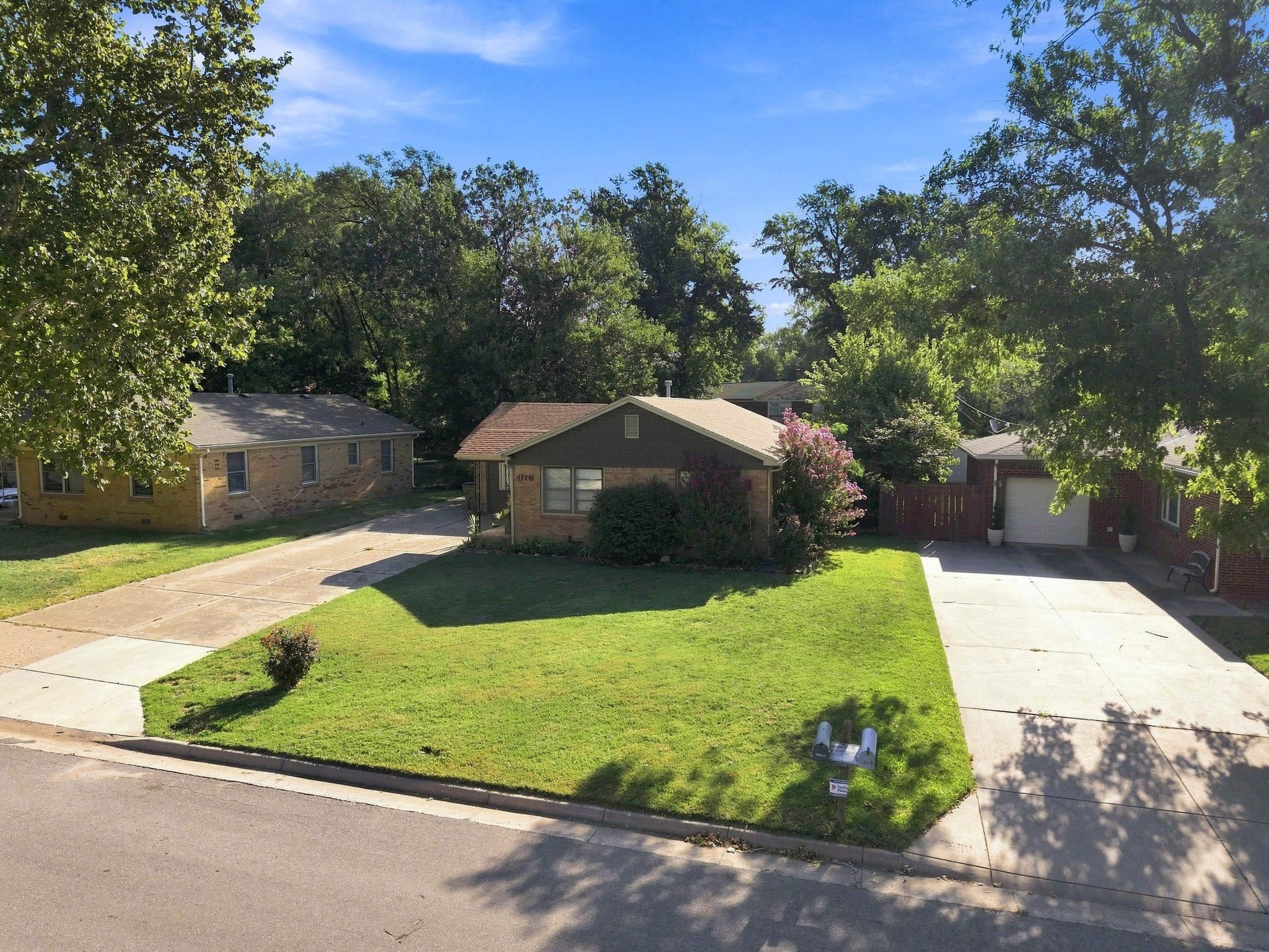 1220 N Lakeview Drive Property Photo 5