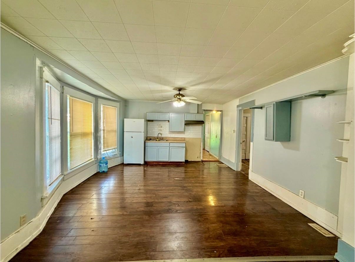 210 S Poplar St. Property Photo 3