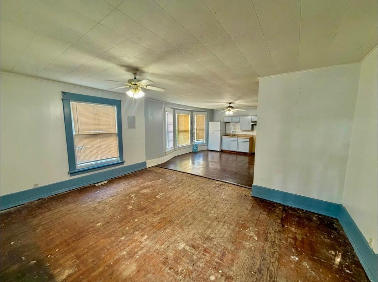 210 S Poplar St. Property Photo 5
