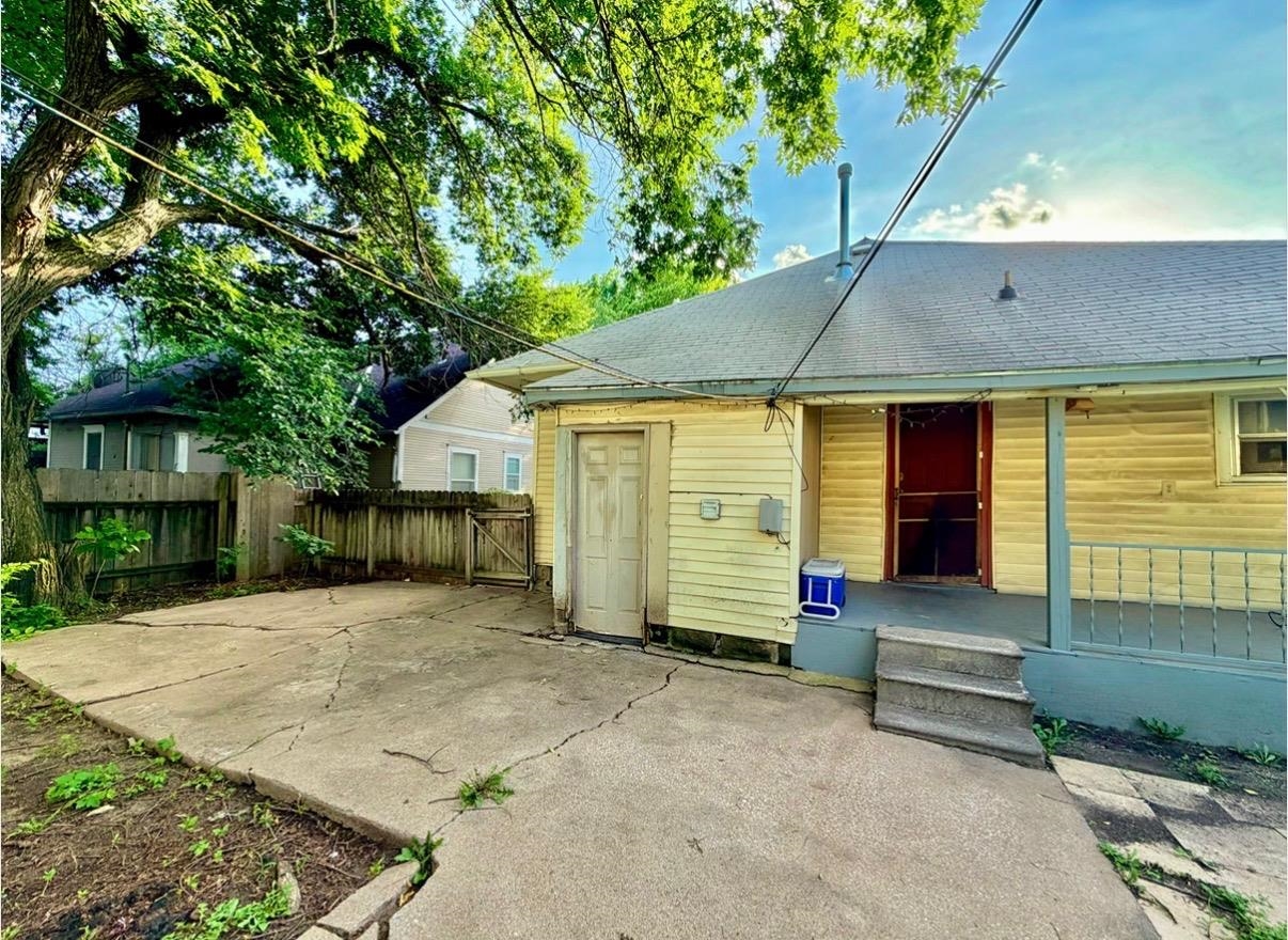 210 S Poplar St. Property Photo 11