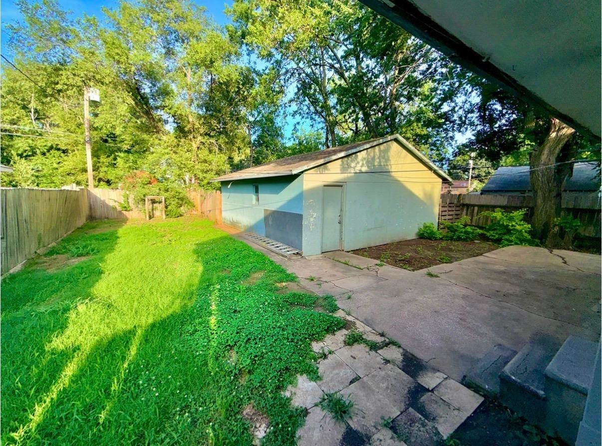 210 S Poplar St. Property Photo 12