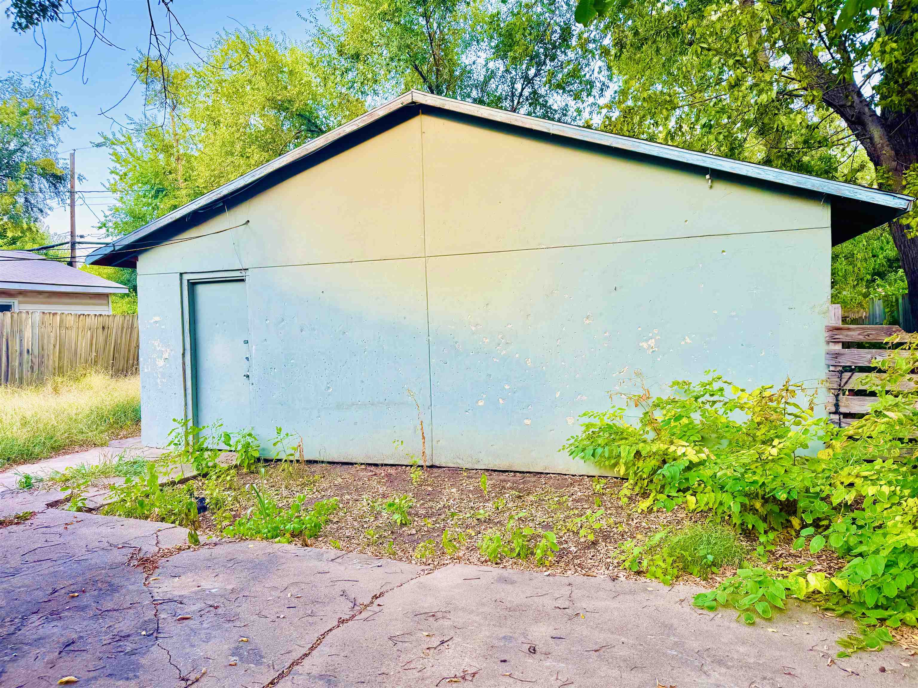 210 S Poplar St. Property Photo 13