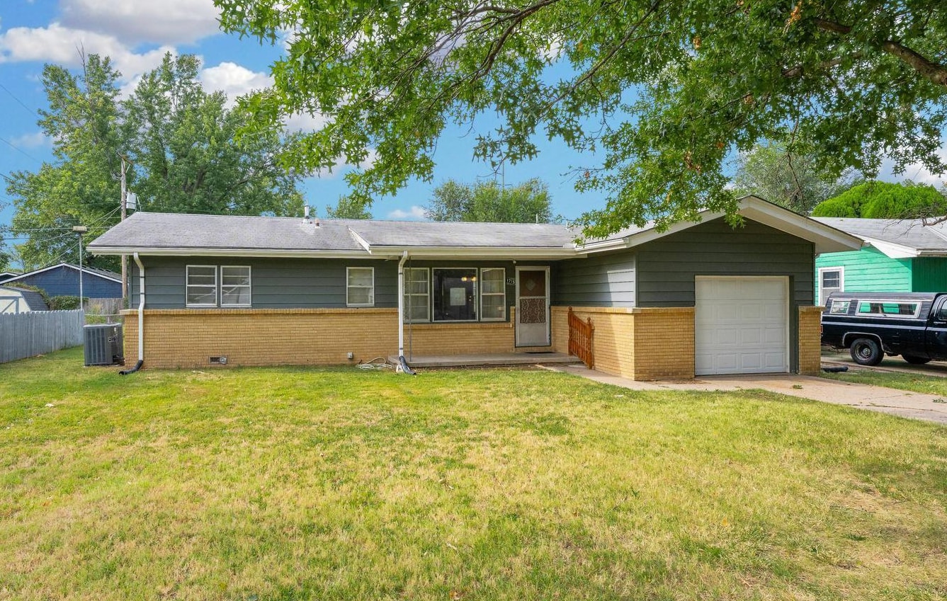 1715 E Mona Ln Property Photo 1