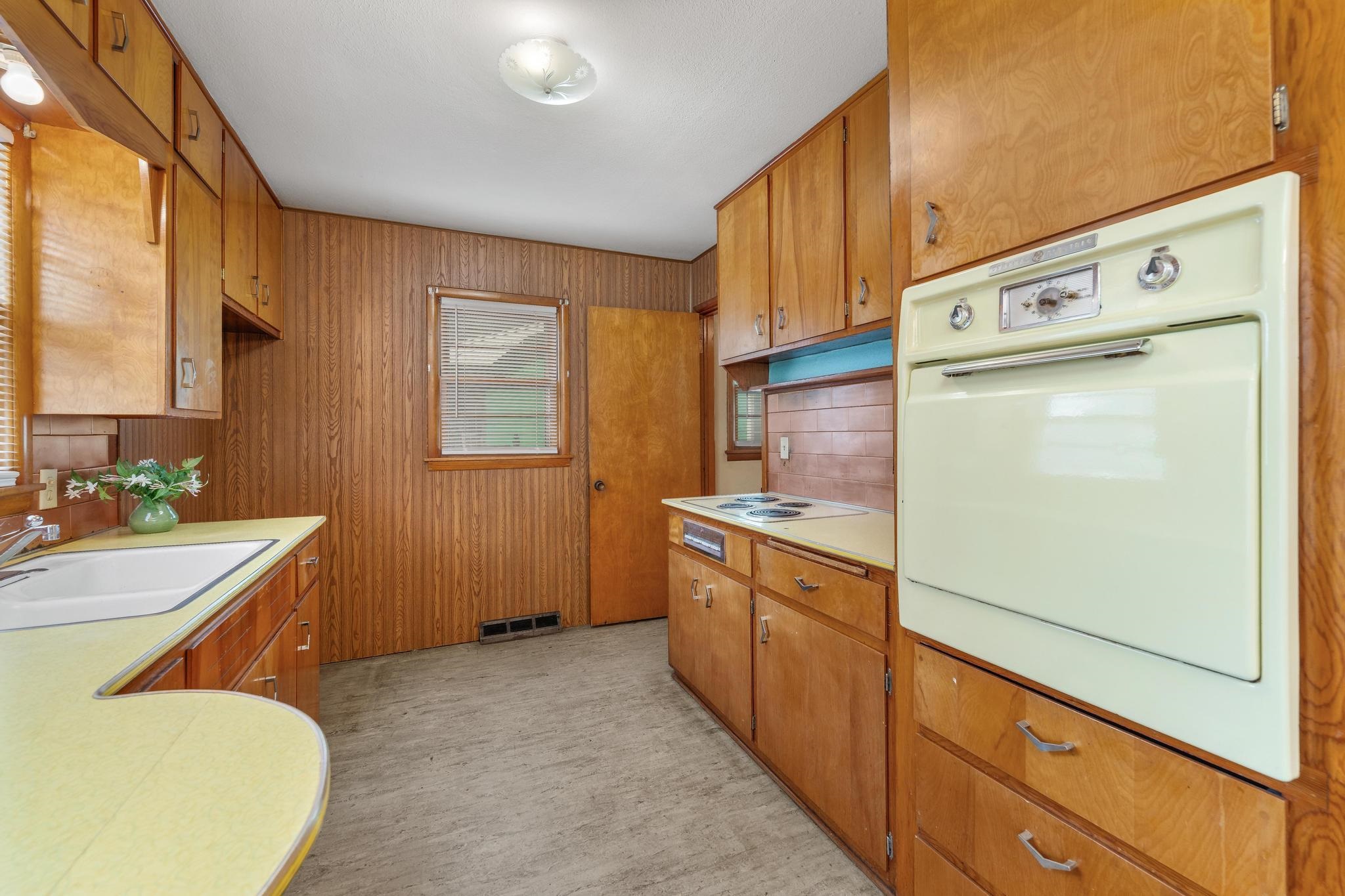 1715 E Mona Ln Property Photo 4