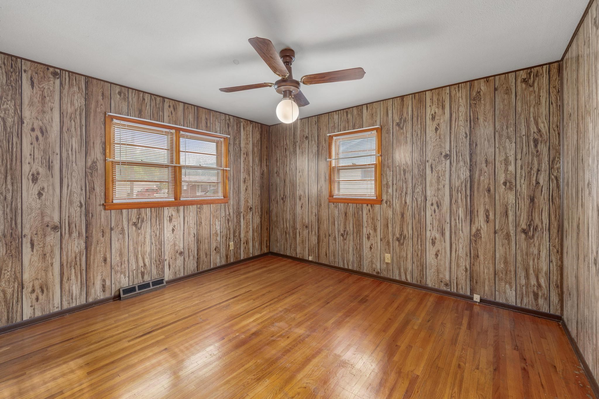 1715 E Mona Ln Property Photo 6