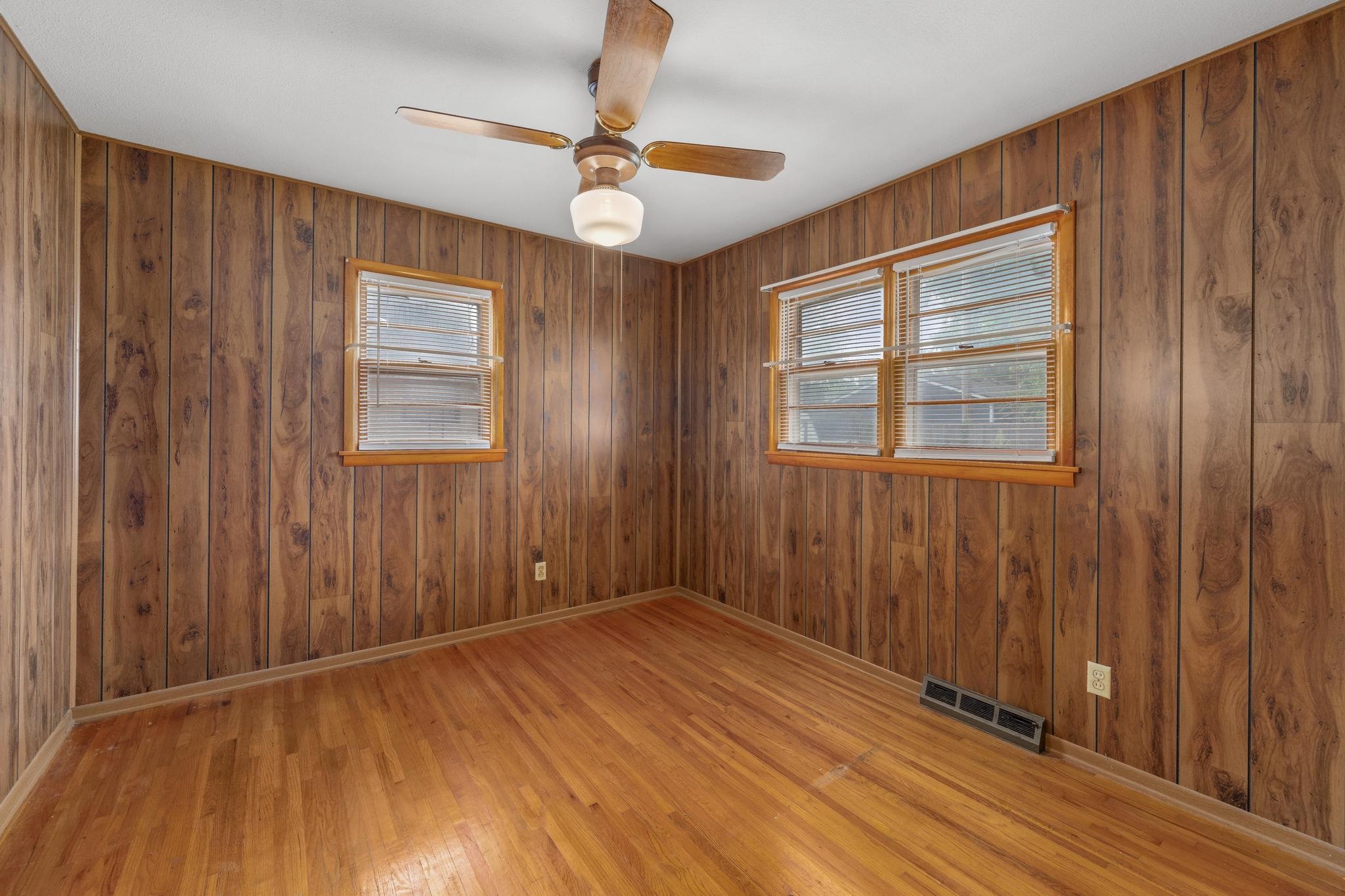1715 E Mona Ln Property Photo 7