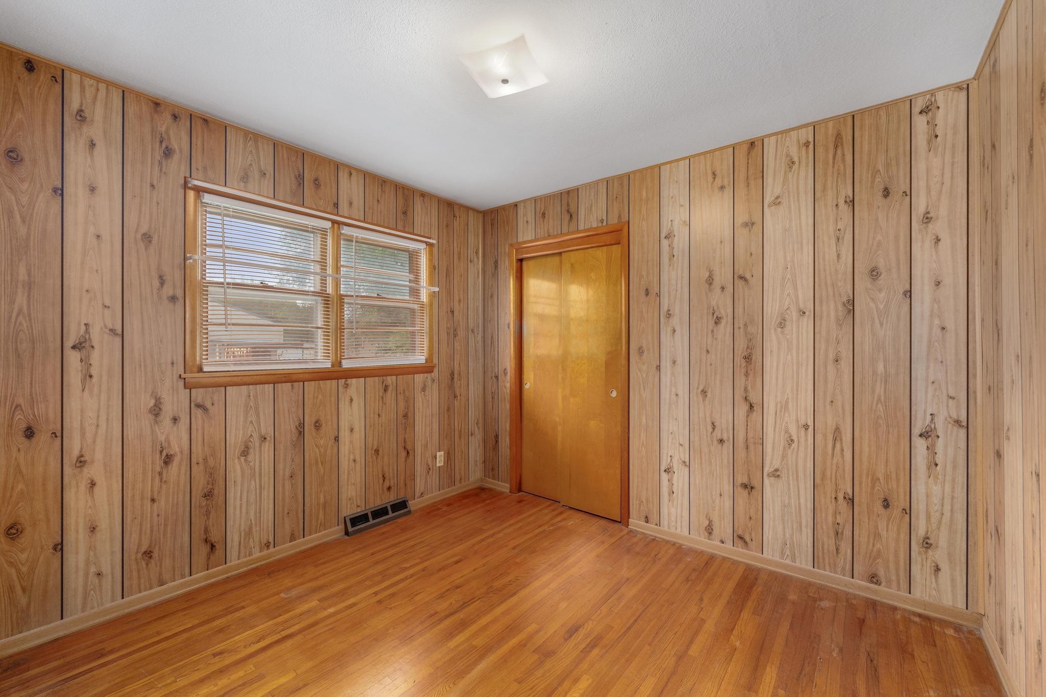 1715 E Mona Ln Property Photo 8