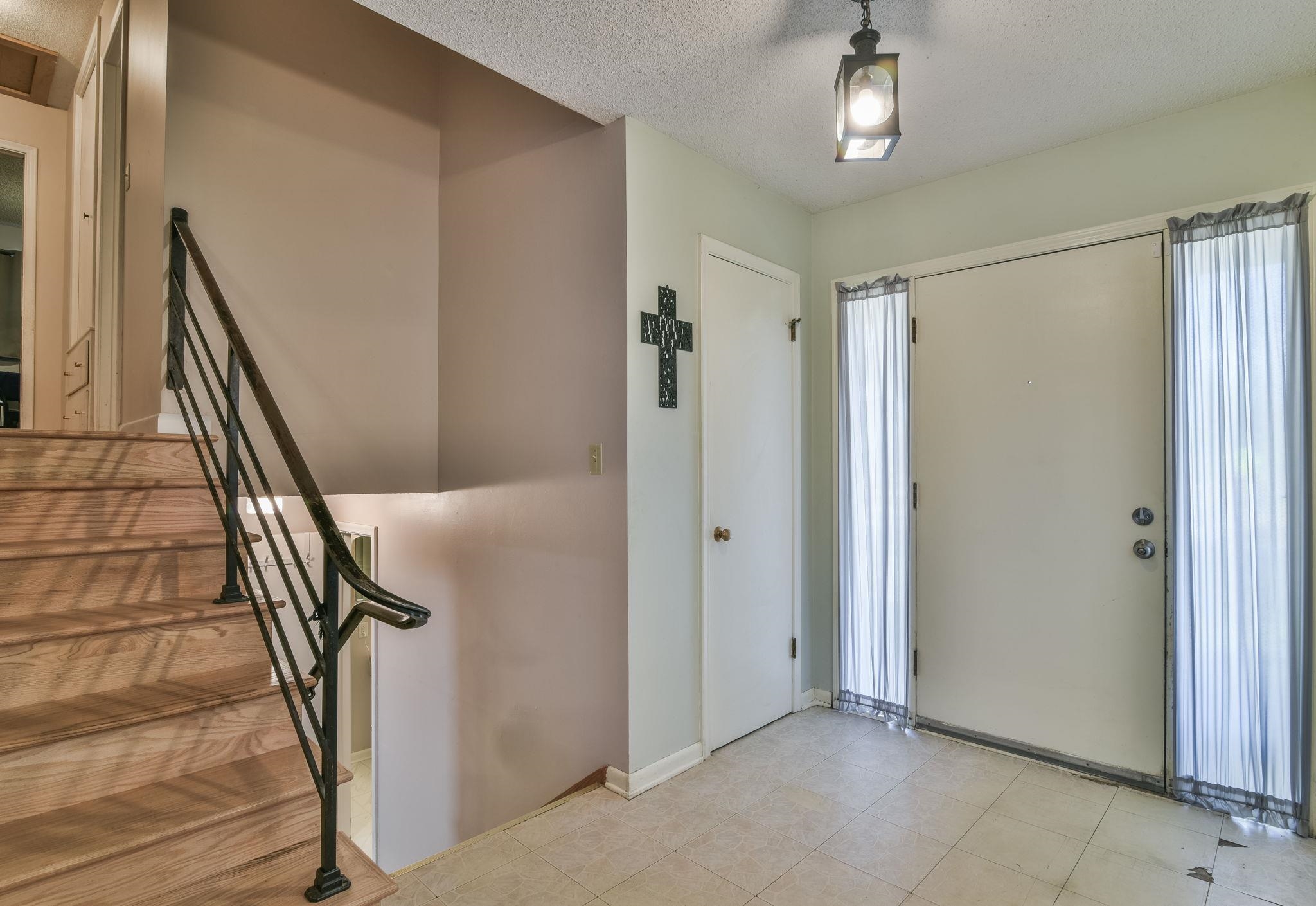 2244 N Marigold Property Photo 6