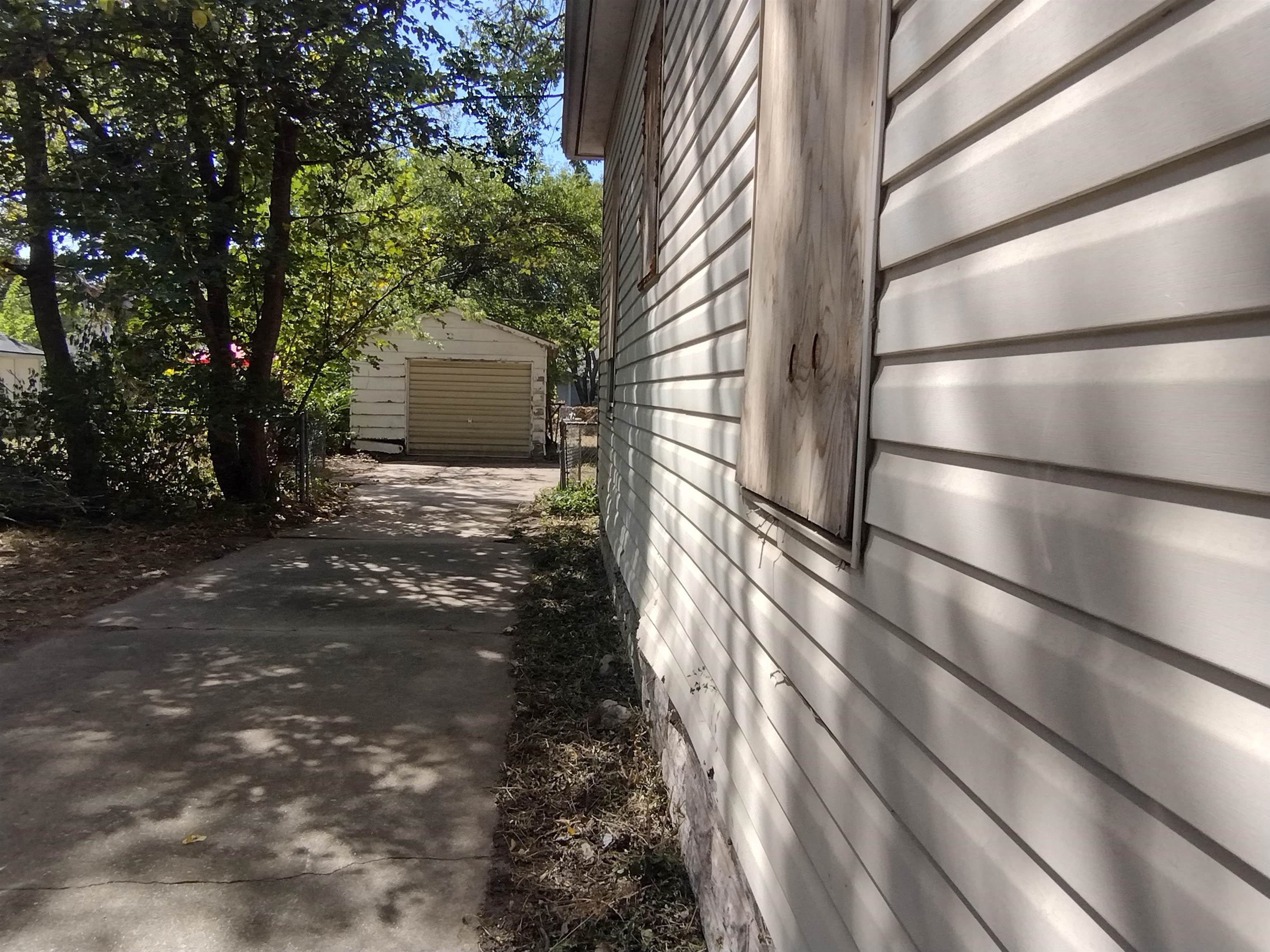 1413 S Ellis Property Photo 3