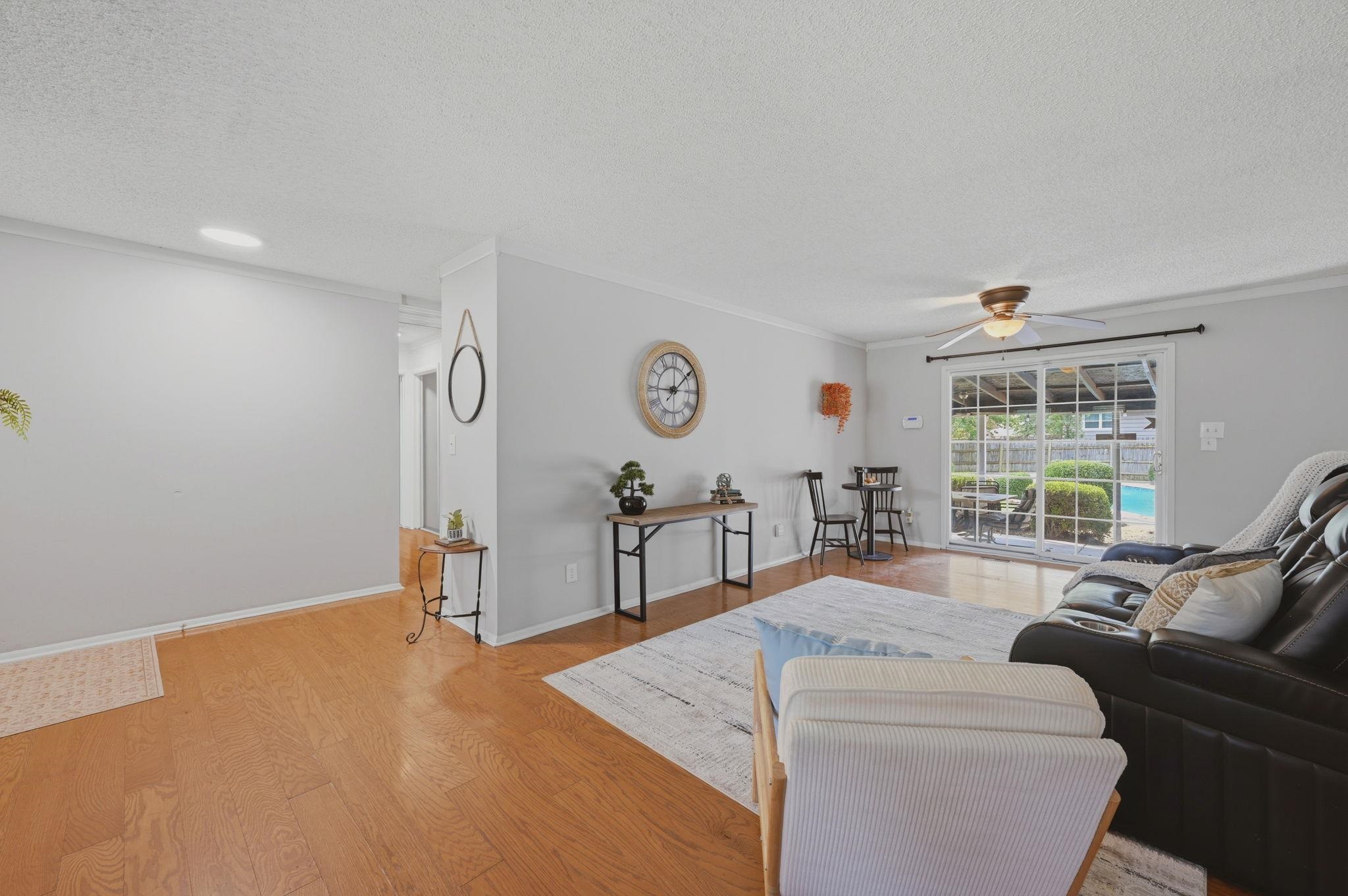 513 E Burning Tree Road Property Photo 4