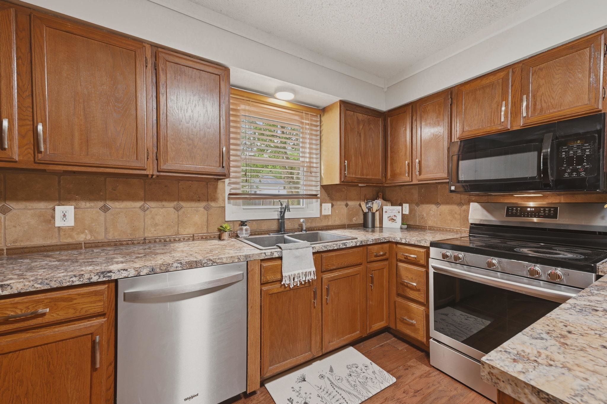 513 E Burning Tree Road Property Photo 9