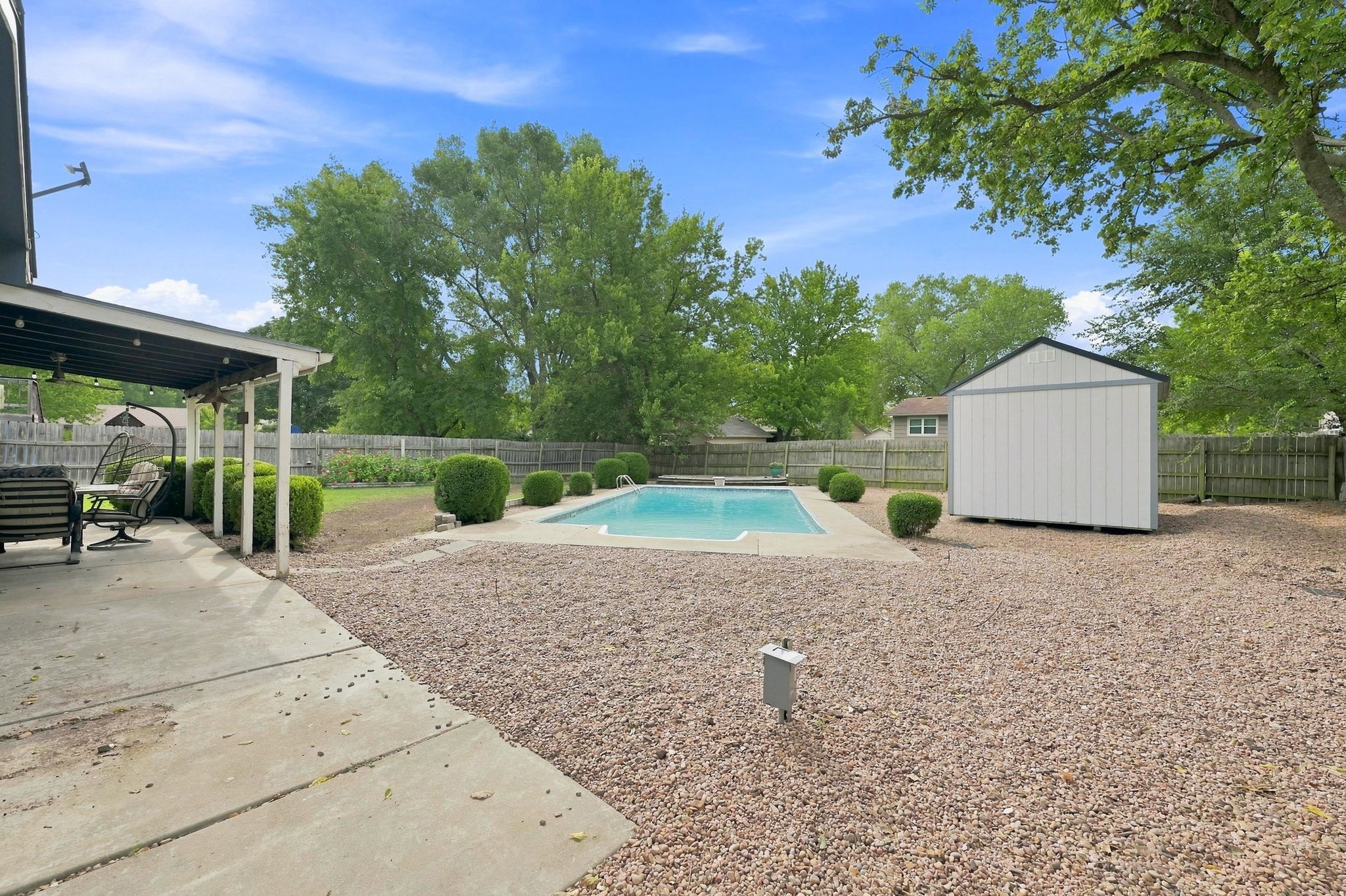 513 E Burning Tree Road Property Photo 30