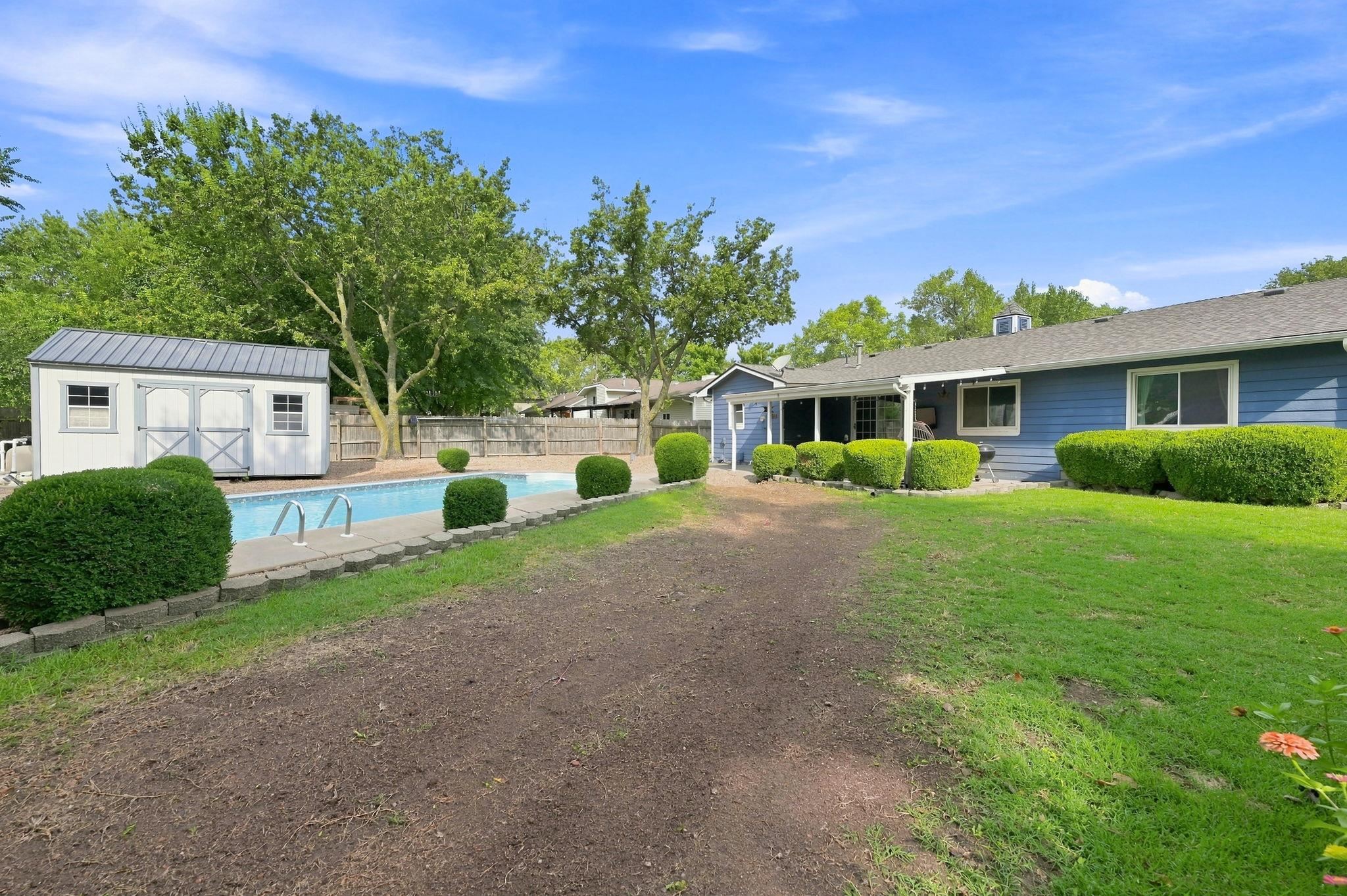 513 E Burning Tree Road Property Photo 32