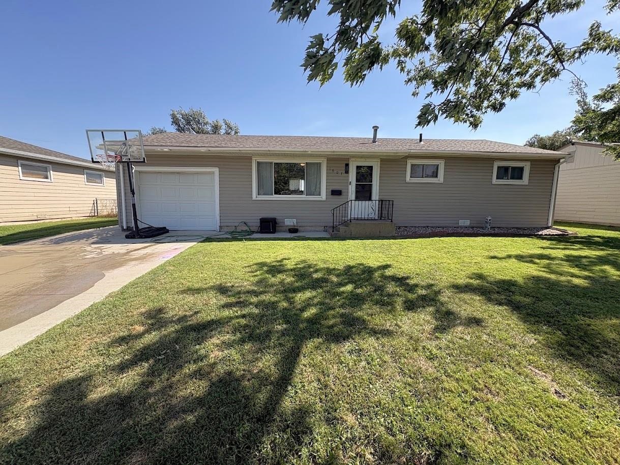 1607 Hickory St Property Photo 1