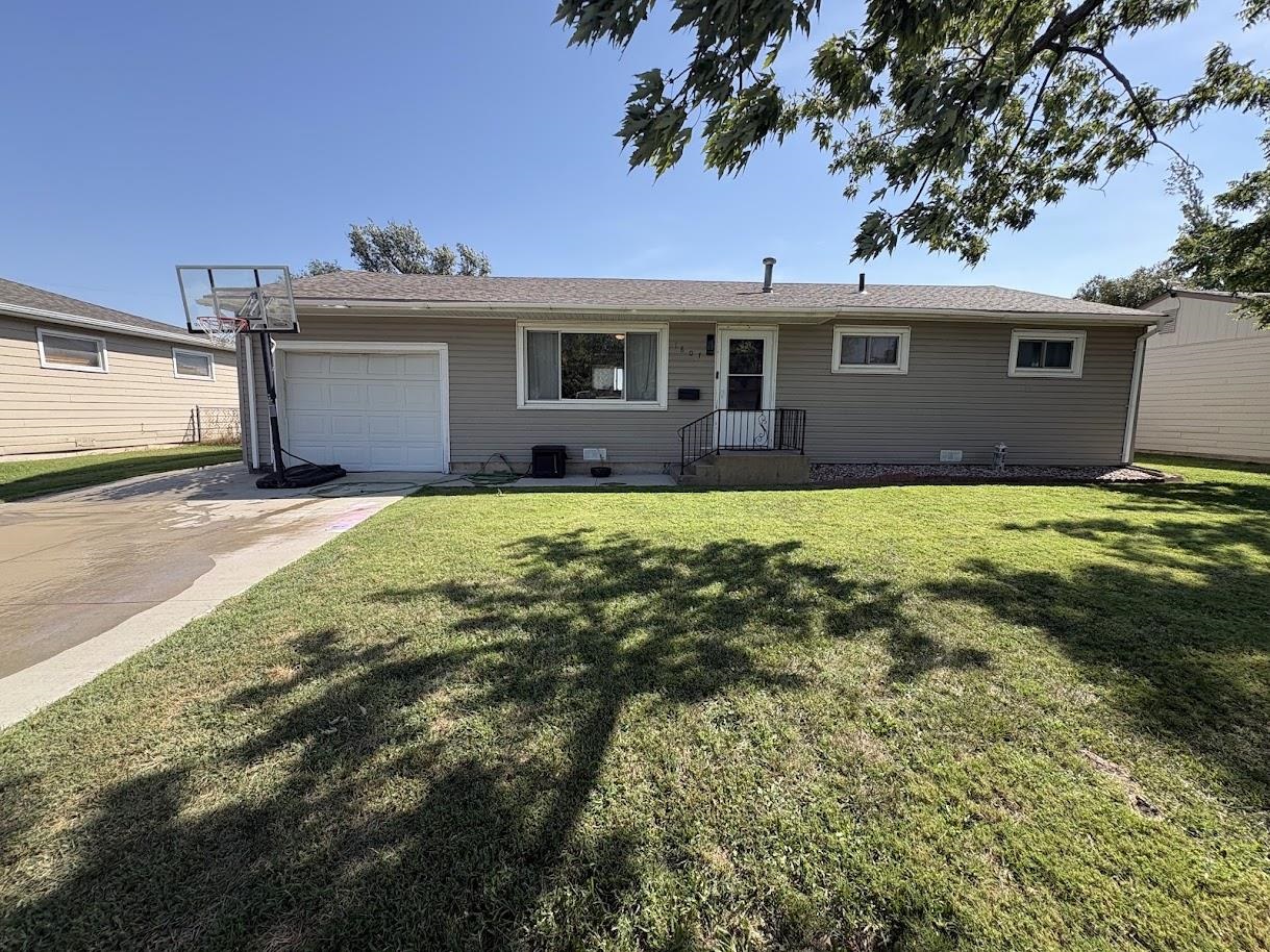 1607 Hickory St Property Photo 1