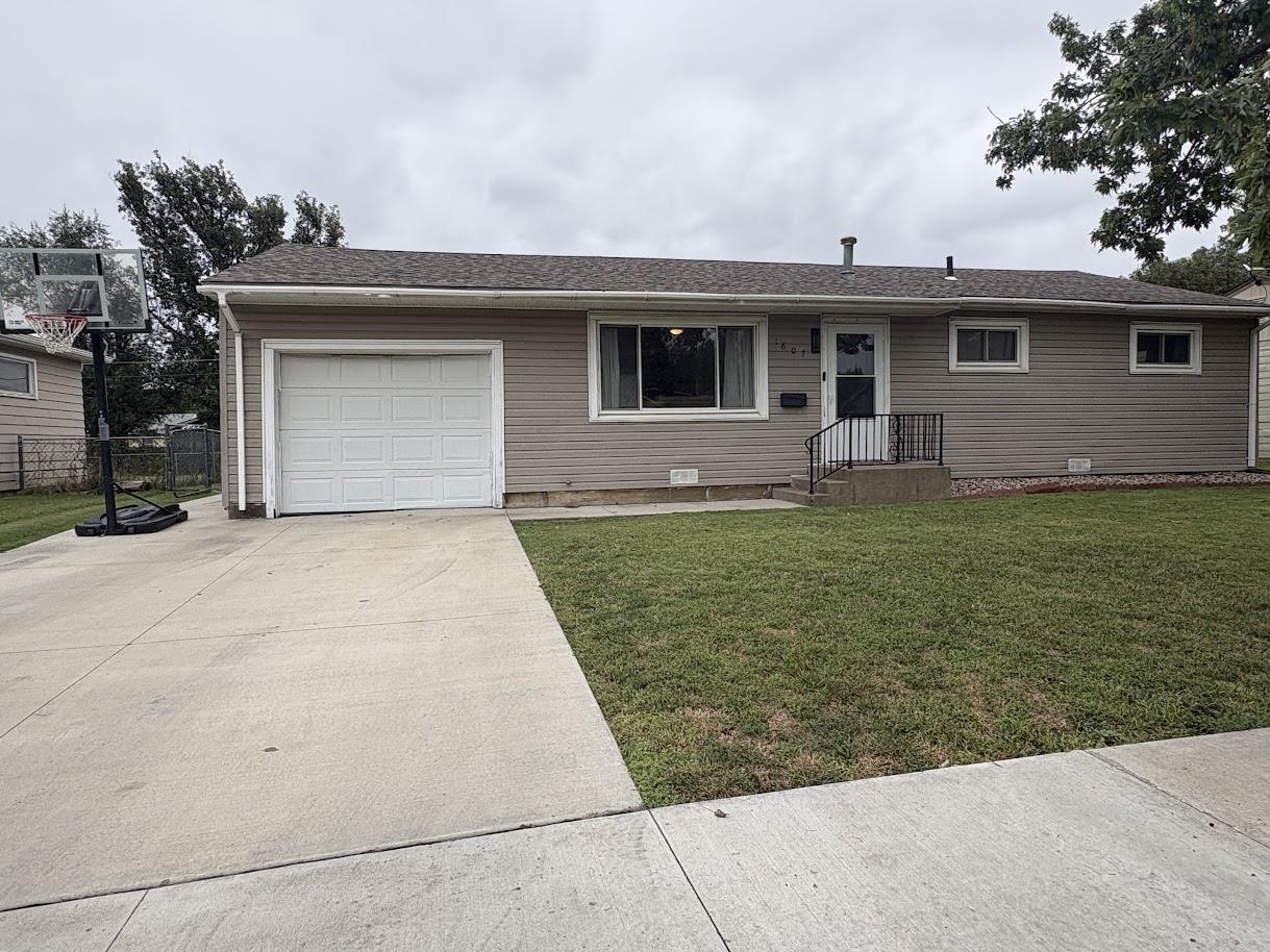 1607 Hickory St Property Photo 2