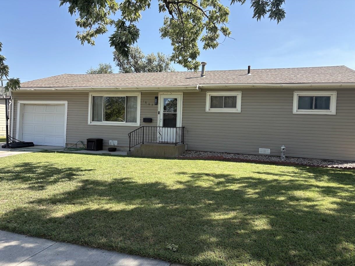 1607 Hickory St Property Photo 3