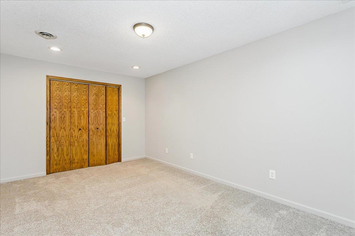 424 N Pine Grove Ct Property Photo 23
