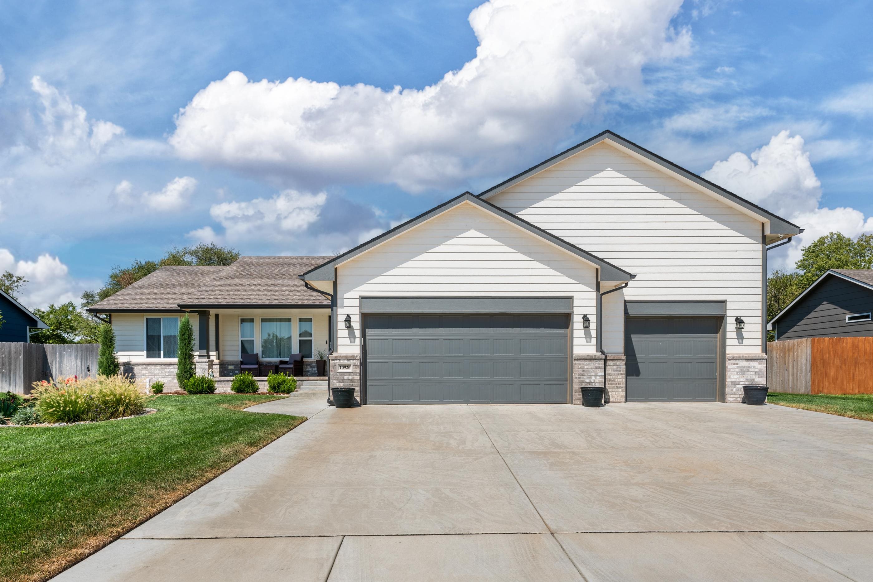 10926 W Cedar Lane Property Photo 1