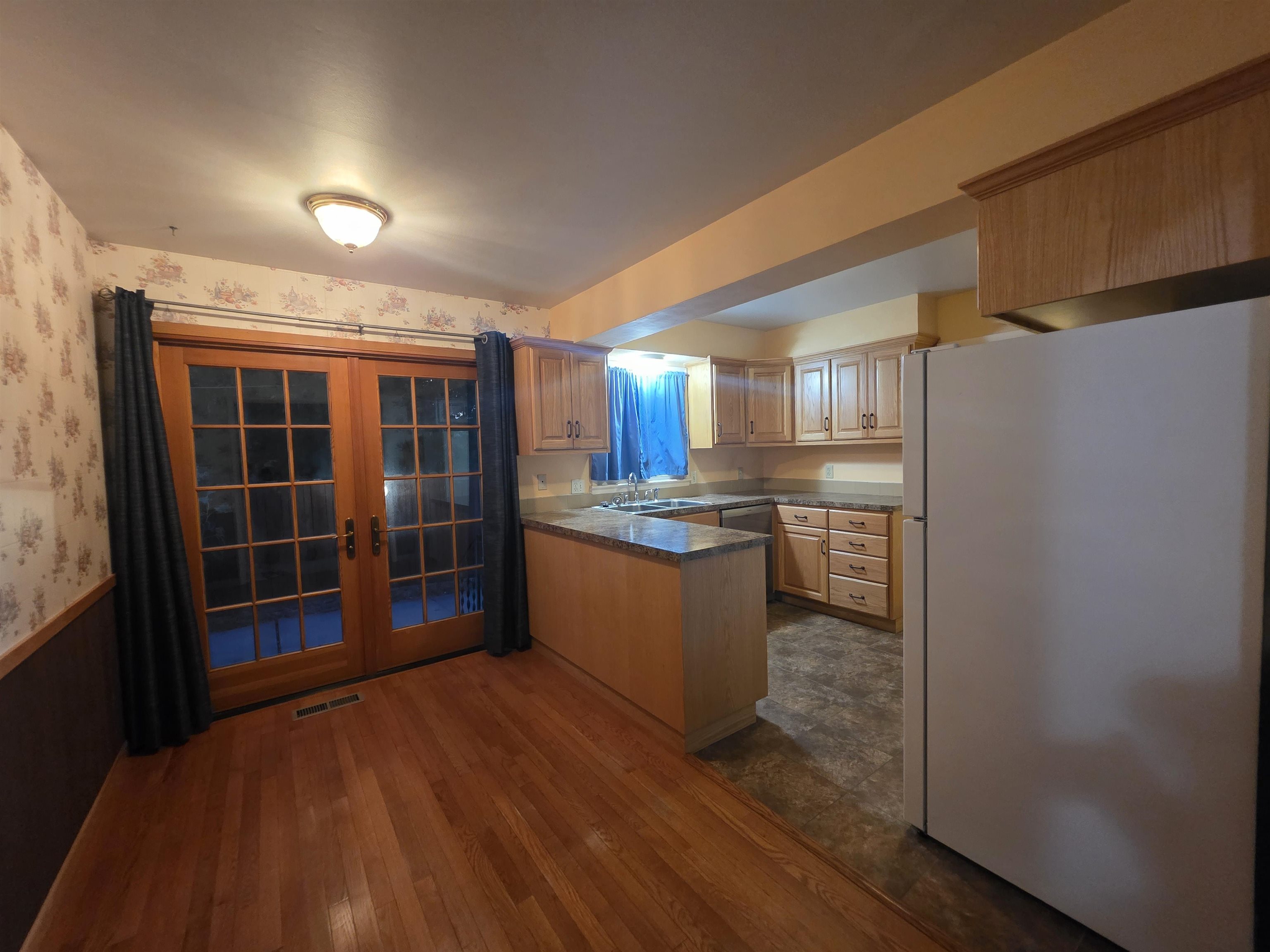 705 N Elm Property Photo 4
