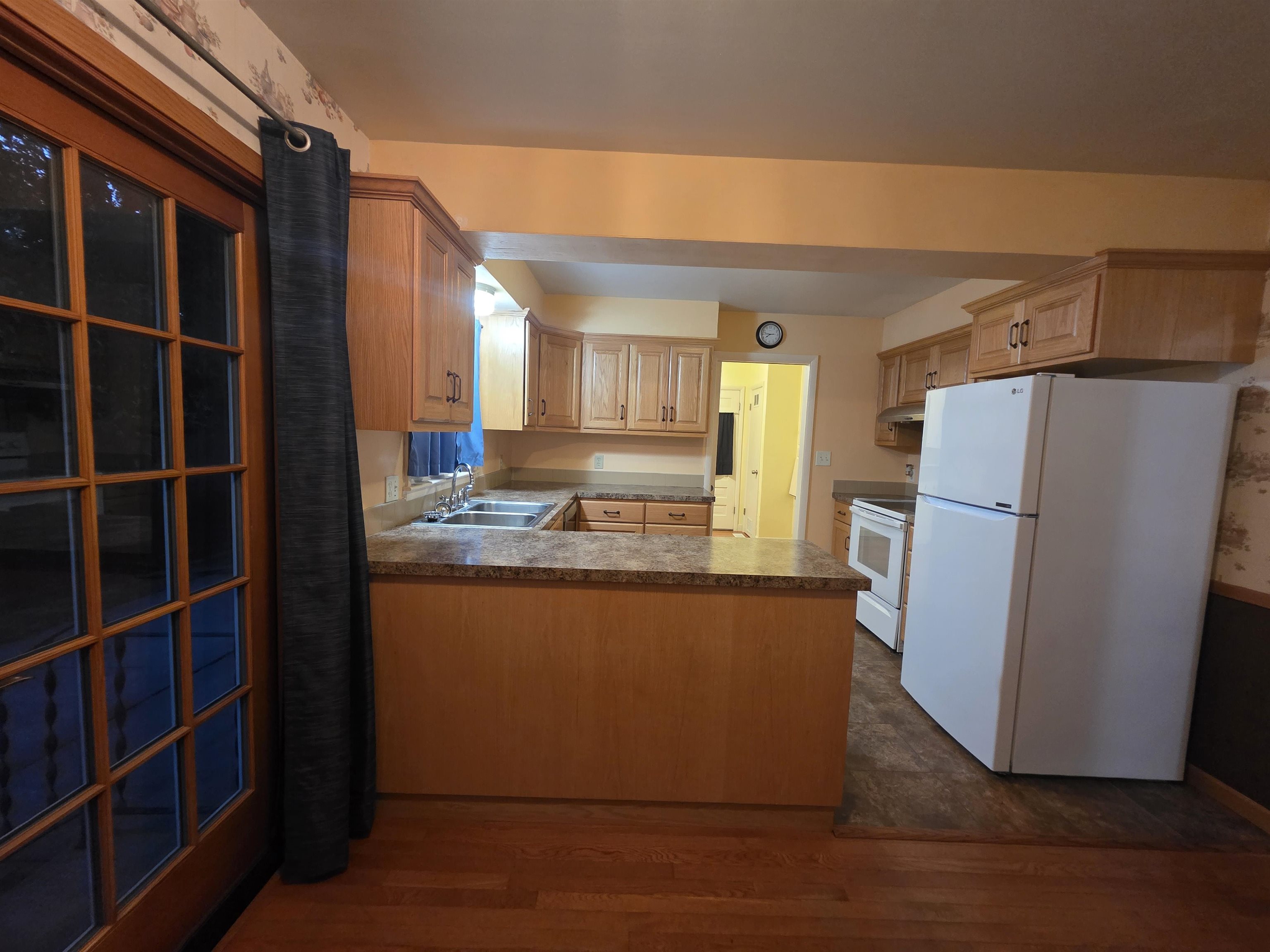 705 N Elm Property Photo 5