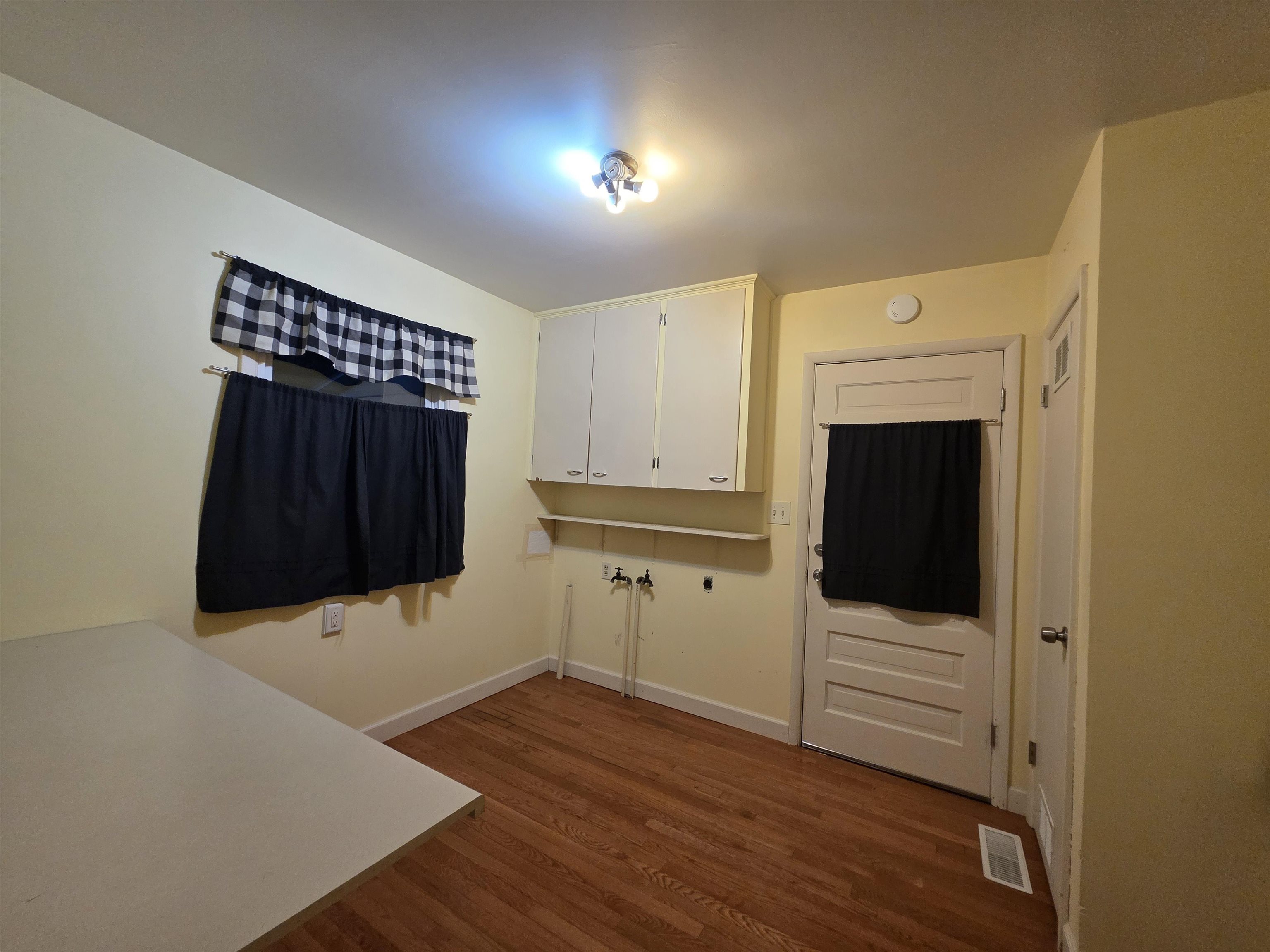 705 N Elm Property Photo 6