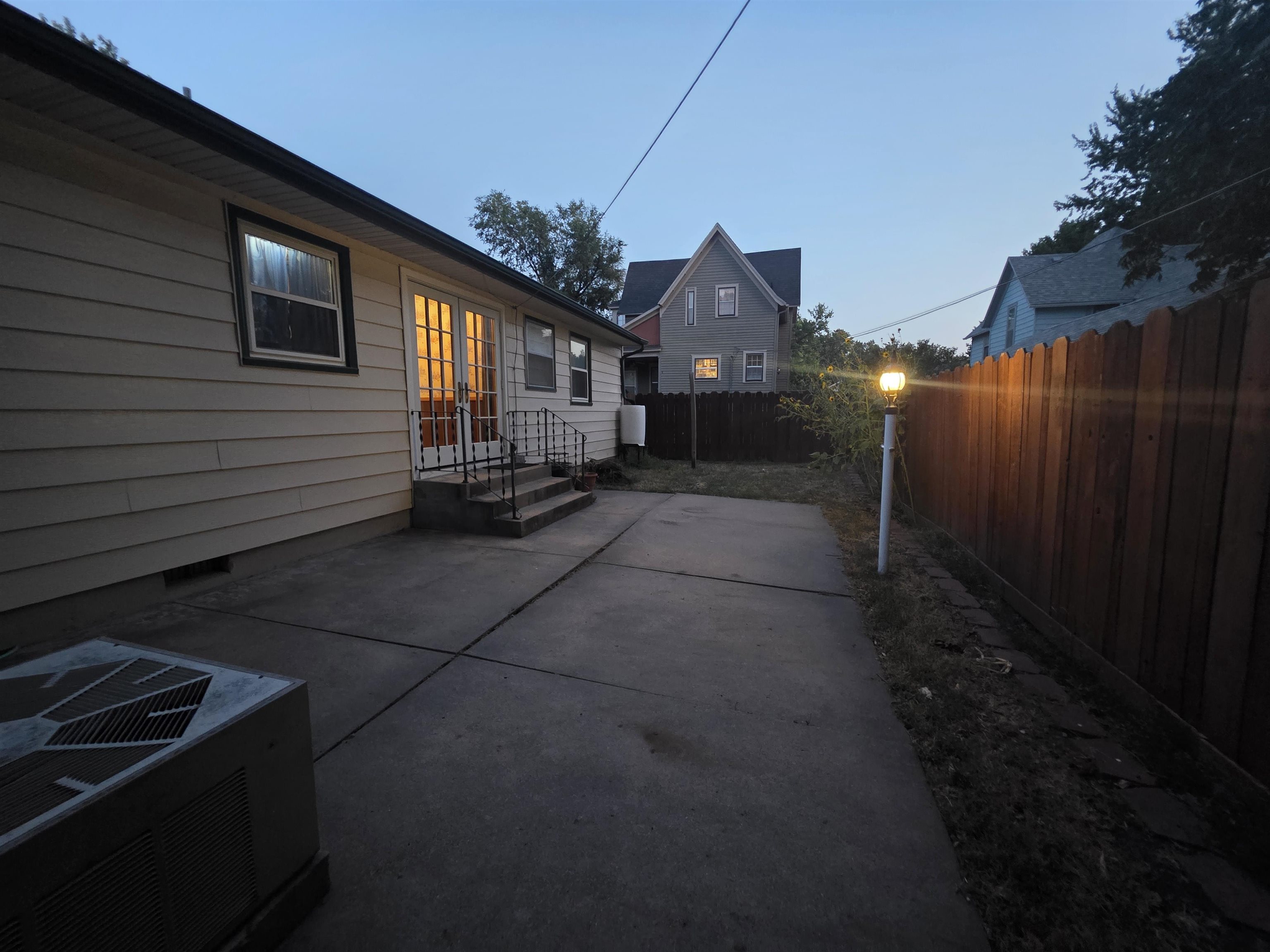 705 N Elm Property Photo 11