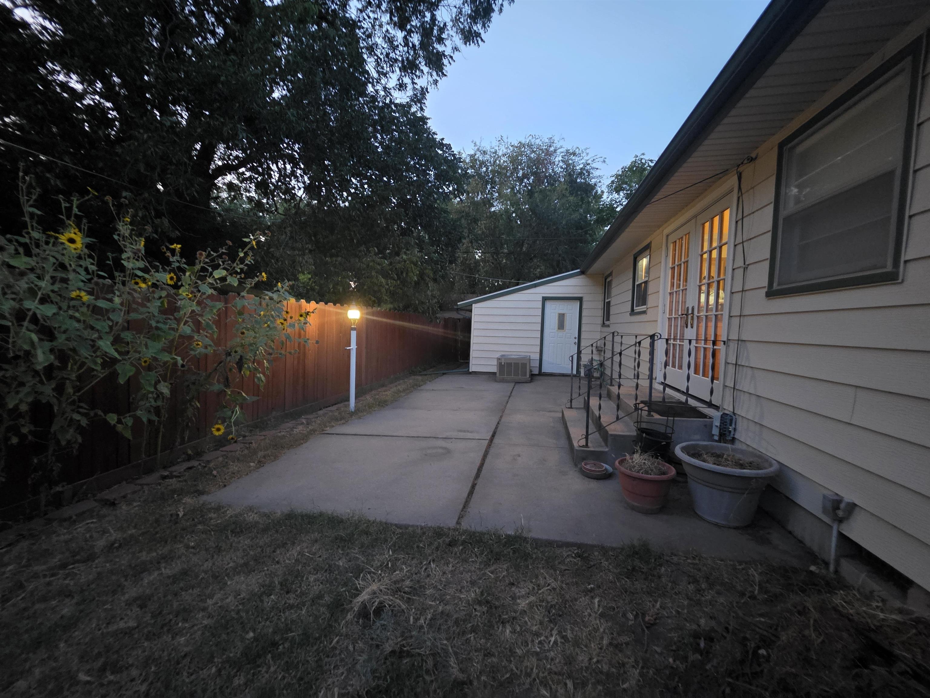 705 N Elm Property Photo 12