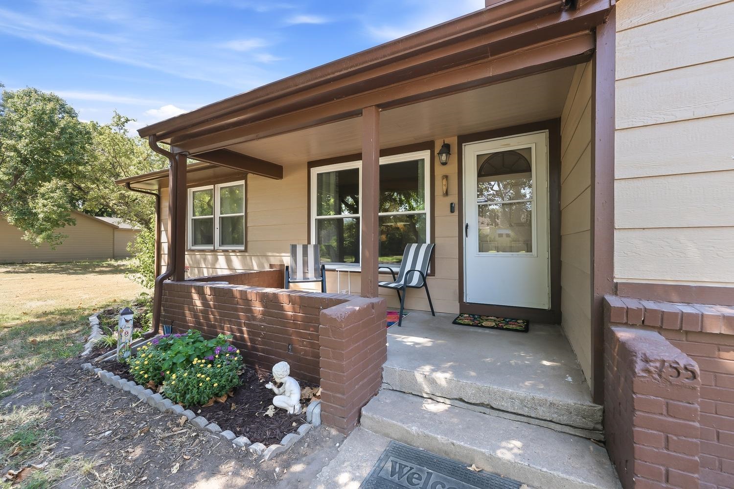 2755 N Richmond Property Photo 4