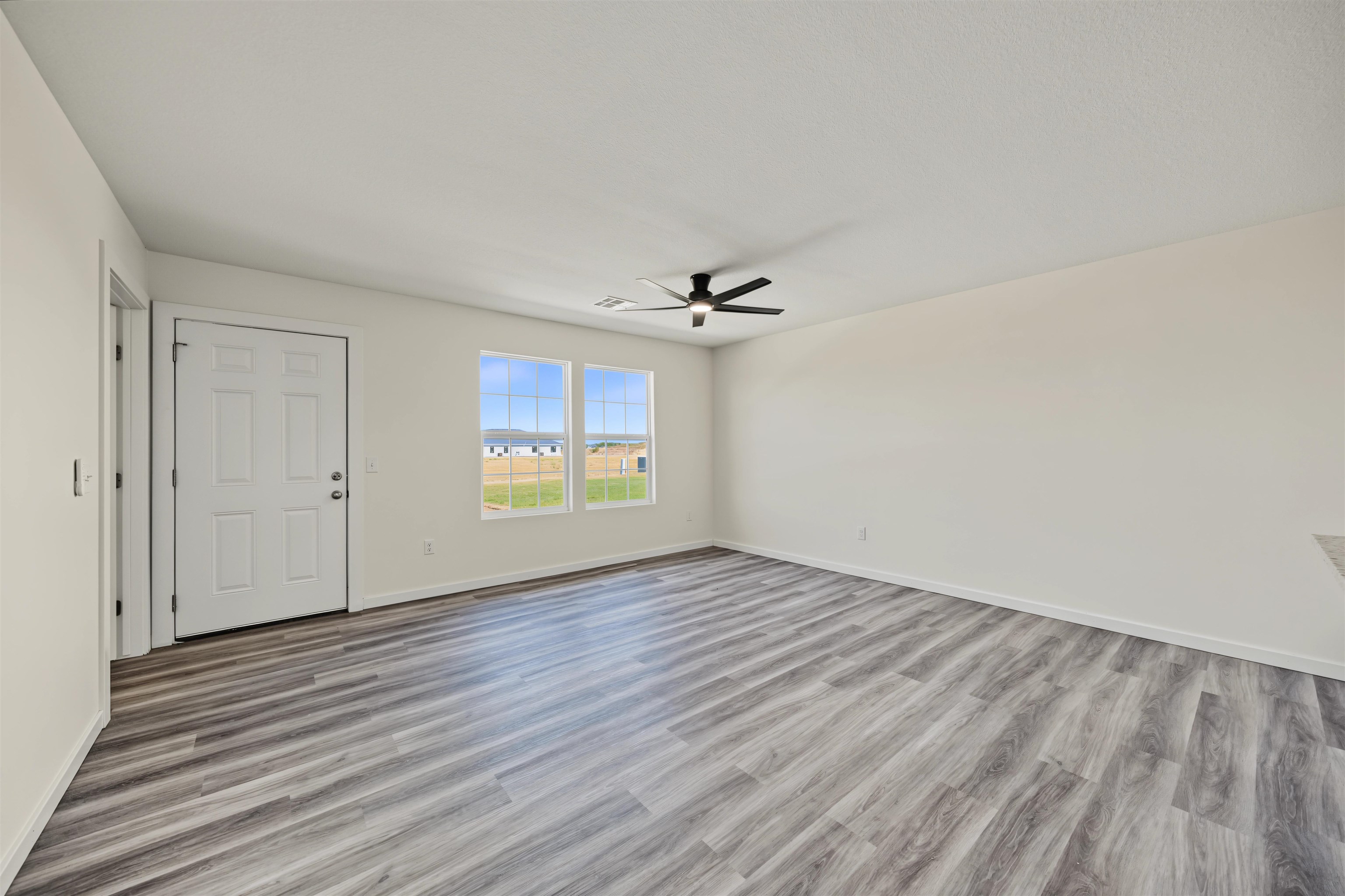 1213 Fountain Dr Property Photo 3