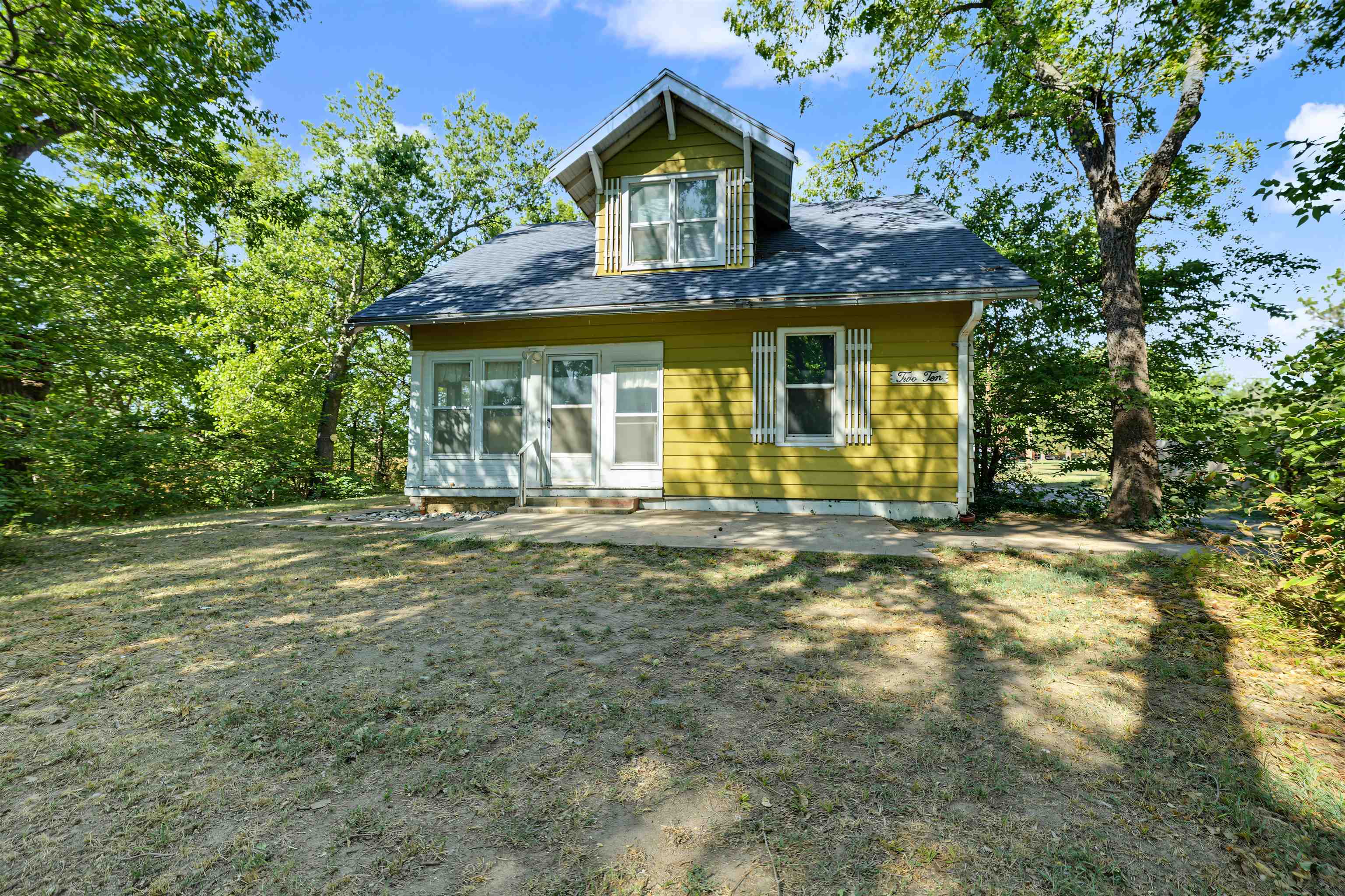 210 S Central St. Property Photo 1