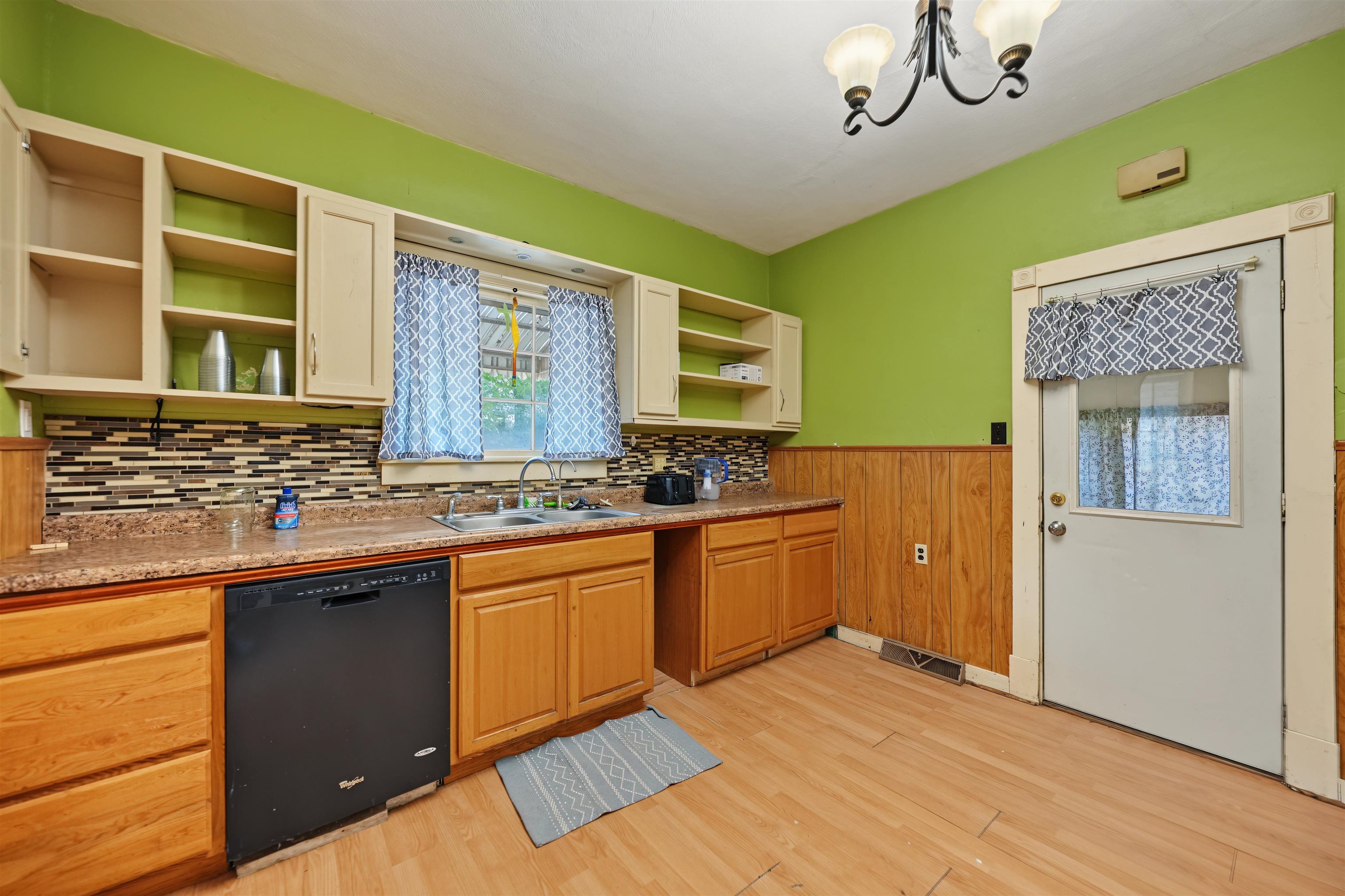 210 S Central St. Property Photo 6
