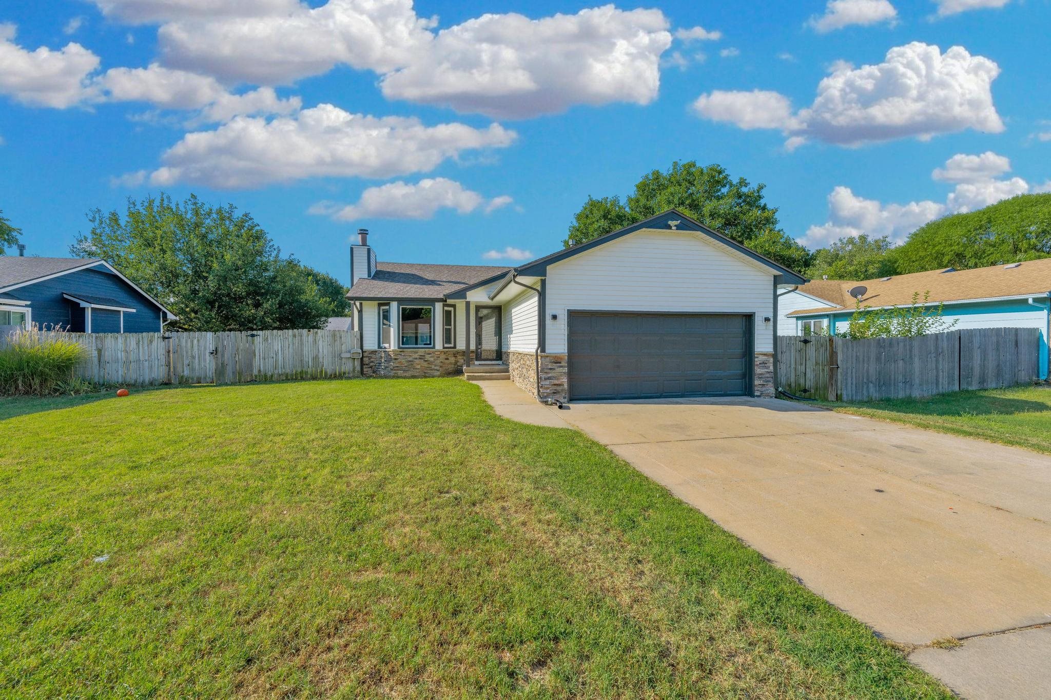 523 W Maywood St Property Photo 1