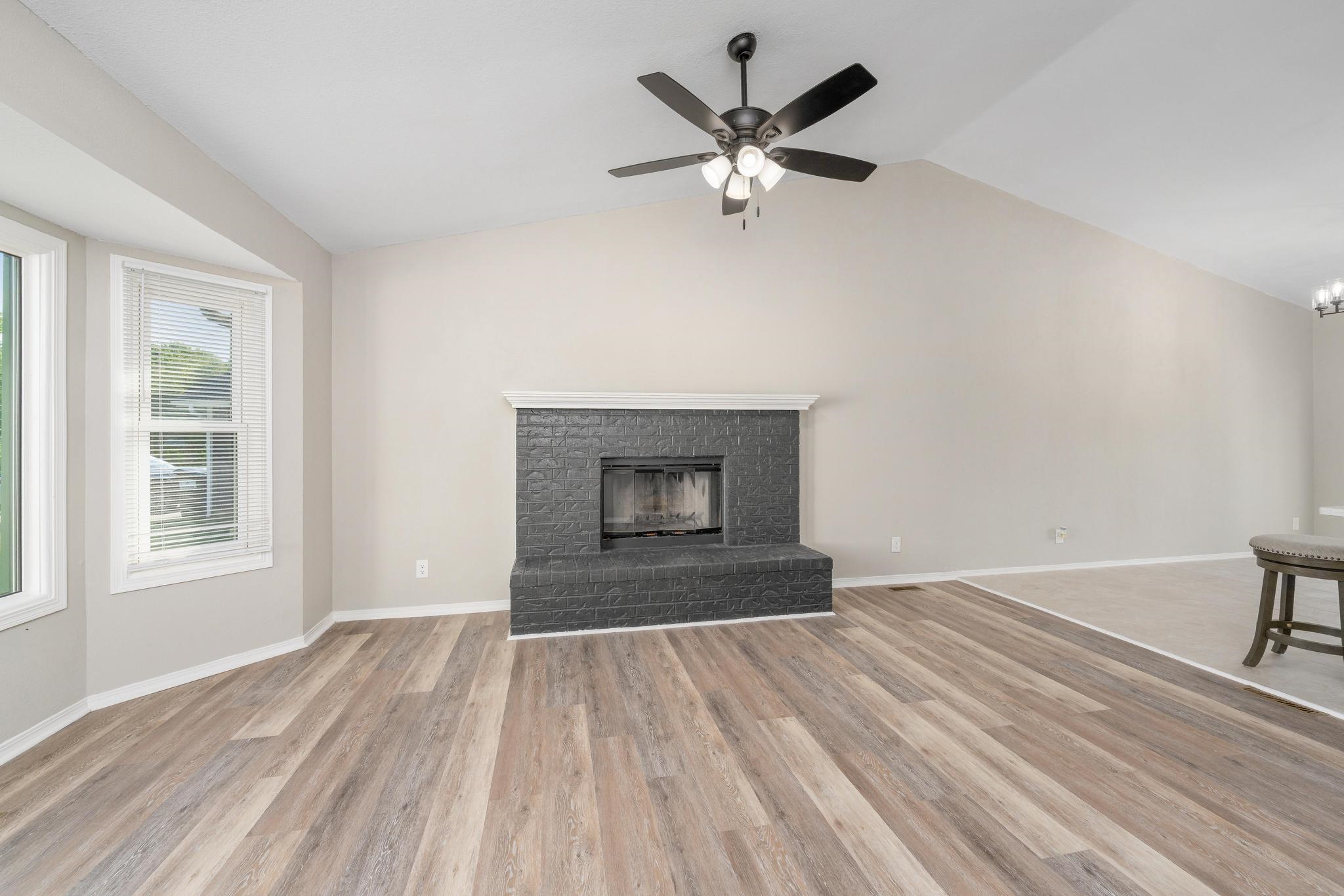523 W Maywood St Property Photo 3