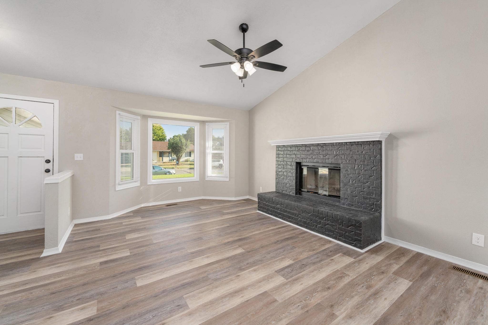 523 W Maywood St Property Photo 4