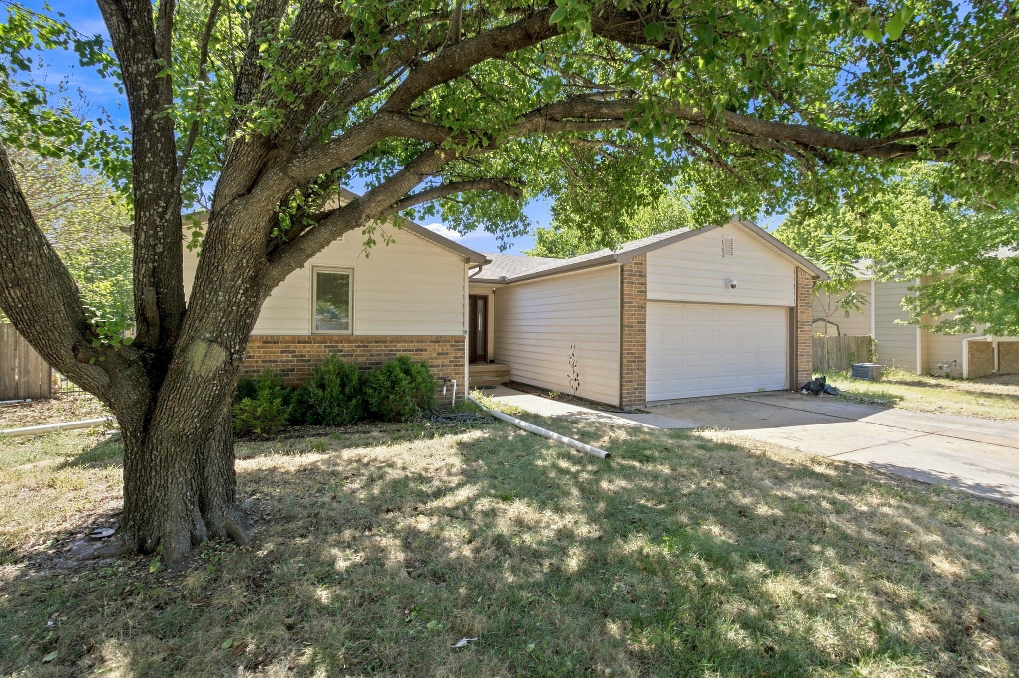 621 E Showalter Property Photo 2